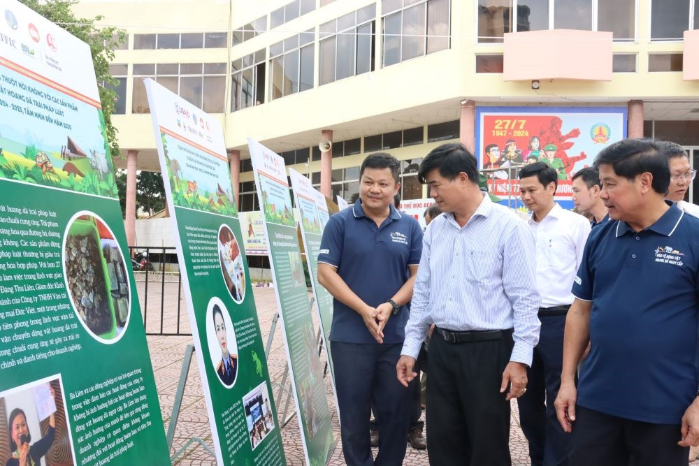 Phó Chủ tịch UBND tỉnh Đắk Lắk Nguyễn Thiên Văn (hàng đầu, giữa) tham quan mô hình Phó Chủ tịch UBND tỉnh Đắk Lắk Nguyễn Thiên Văn (hàng đầu, giữa) tham quan mô hình