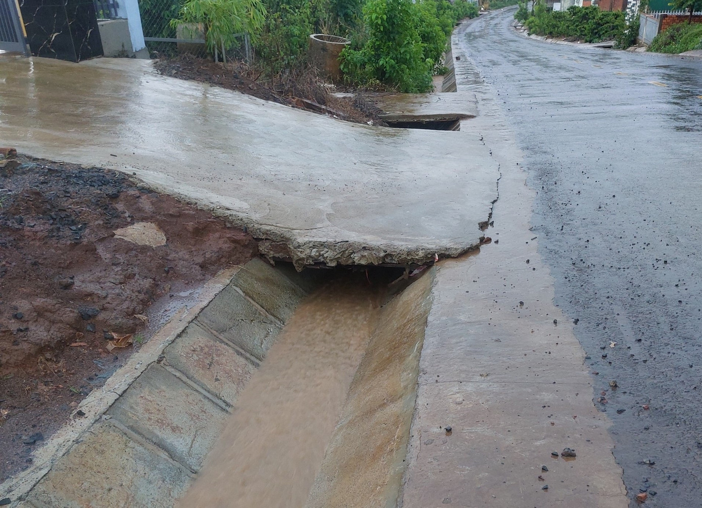 Mương nước nơi cháu Y.T. bị rơi xuống