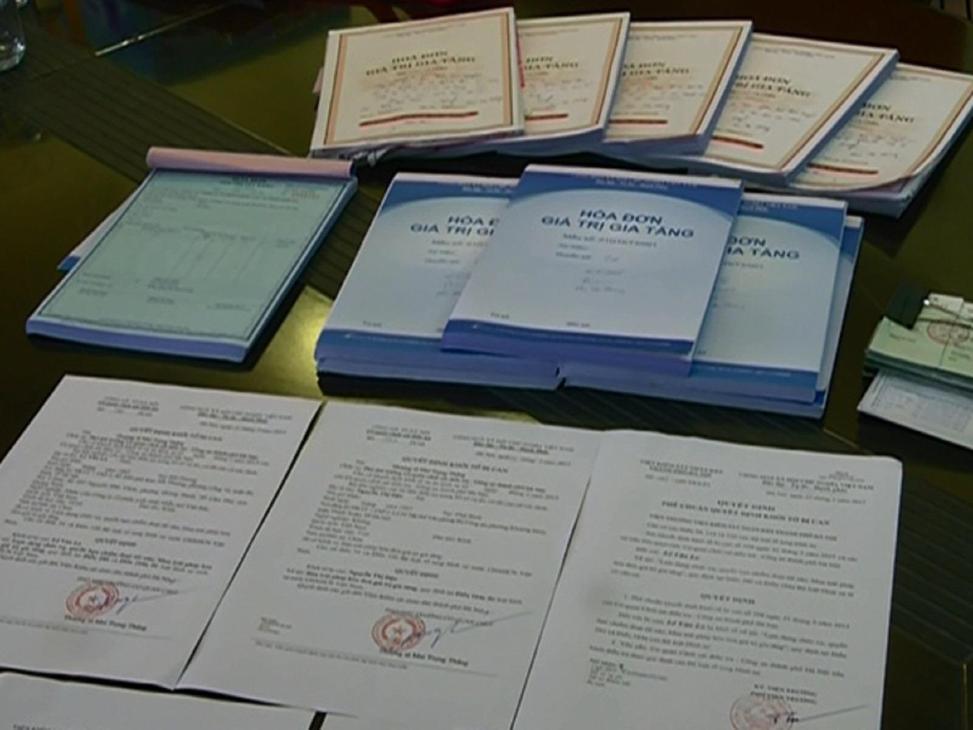 Nữ cán bộ thuế và em gái bị khởi tố vì mua bán hóa đơn trái phép. Ảnh minh họa Nữ cán bộ thuế và em gái bị khởi tố vì mua bán hóa đơn trái phép. Ảnh minh họa