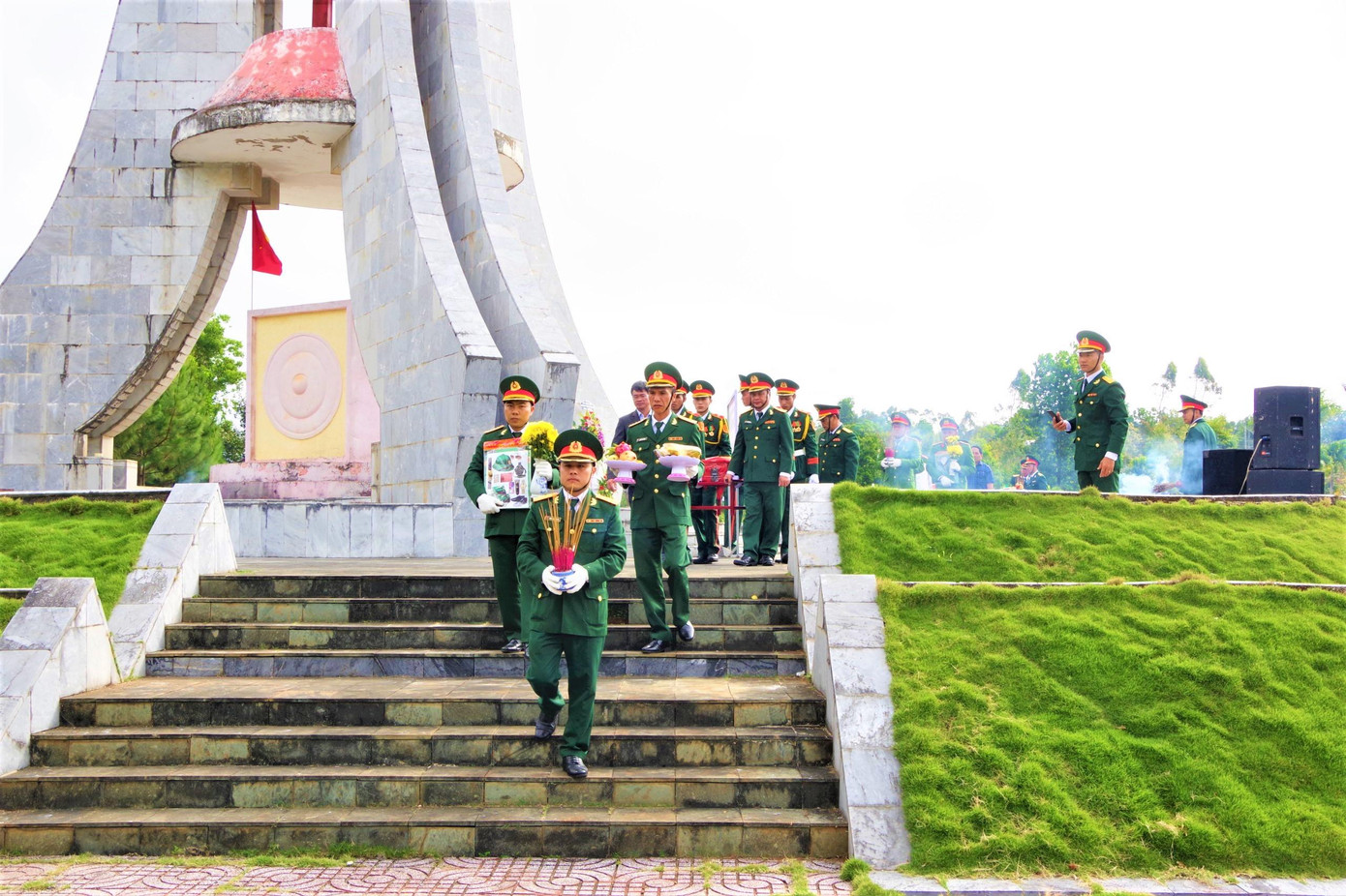 Buổi lễ diễn ra trong không khí trang nghiêm Buổi lễ diễn ra trong không khí trang nghiêm