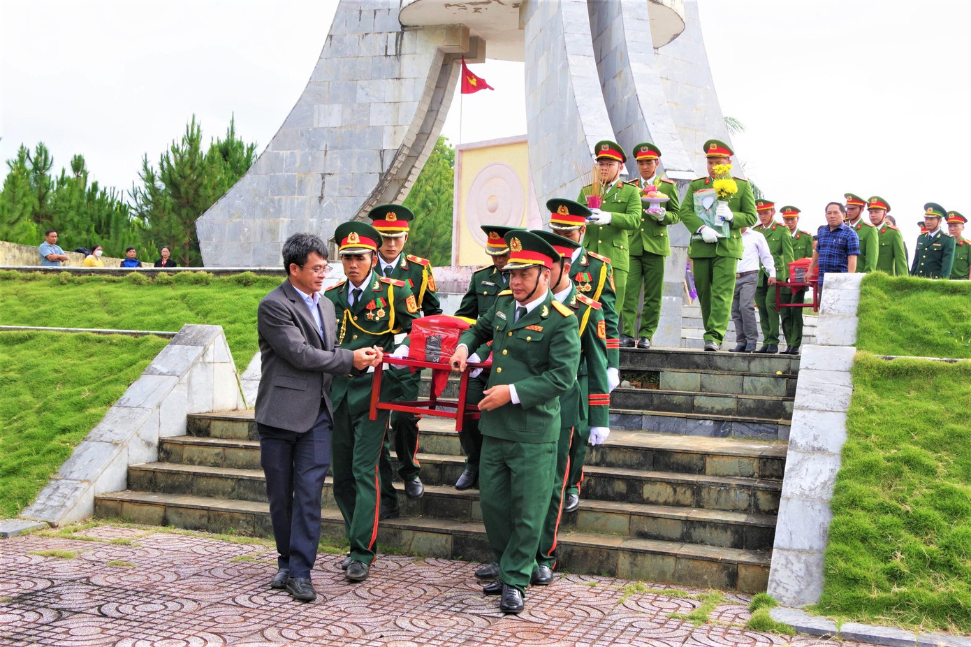 Hài cốt hai liệt sĩ được quy tập tại bon Đắk Huýt, xã Quảng Trực, huyện Tuy Đức Hài cốt hai liệt sĩ được quy tập tại bon Đắk Huýt, xã Quảng Trực, huyện Tuy Đức