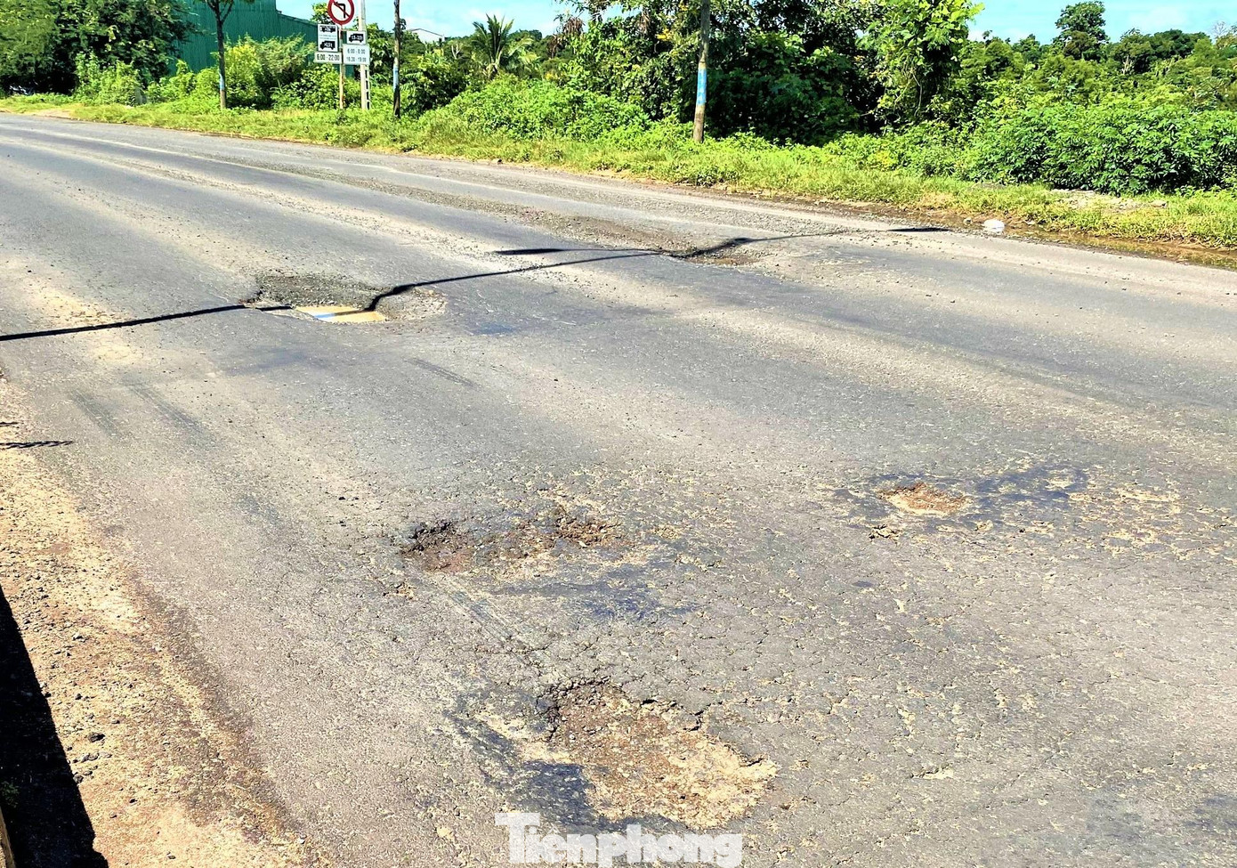 Nhiều "ổ voi" xuất hiện trên mặt đường