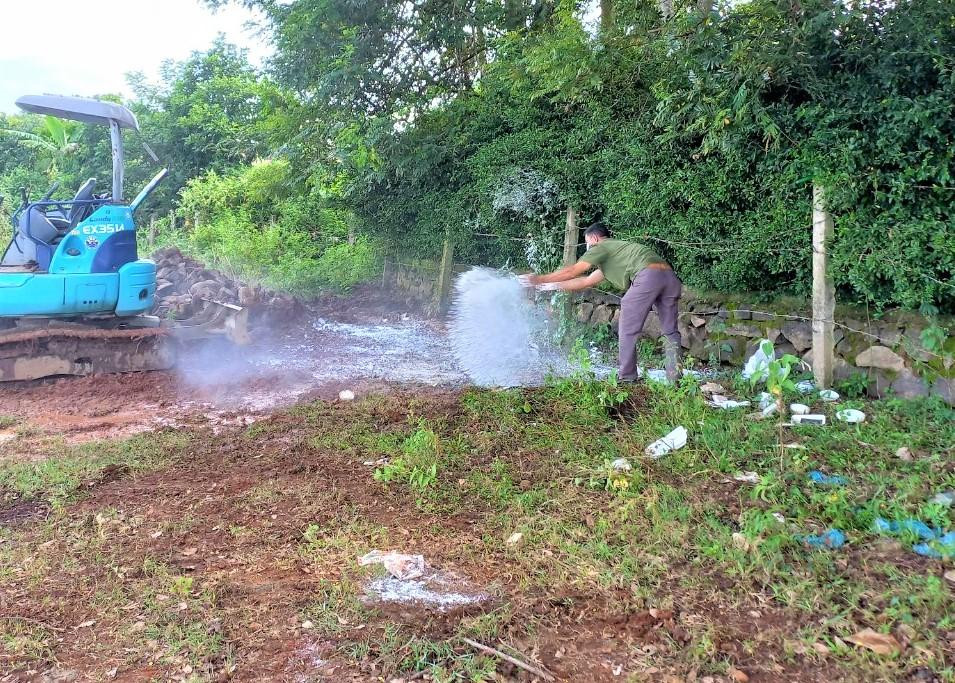 Khử trùng khu vực chôn xác động vật chết