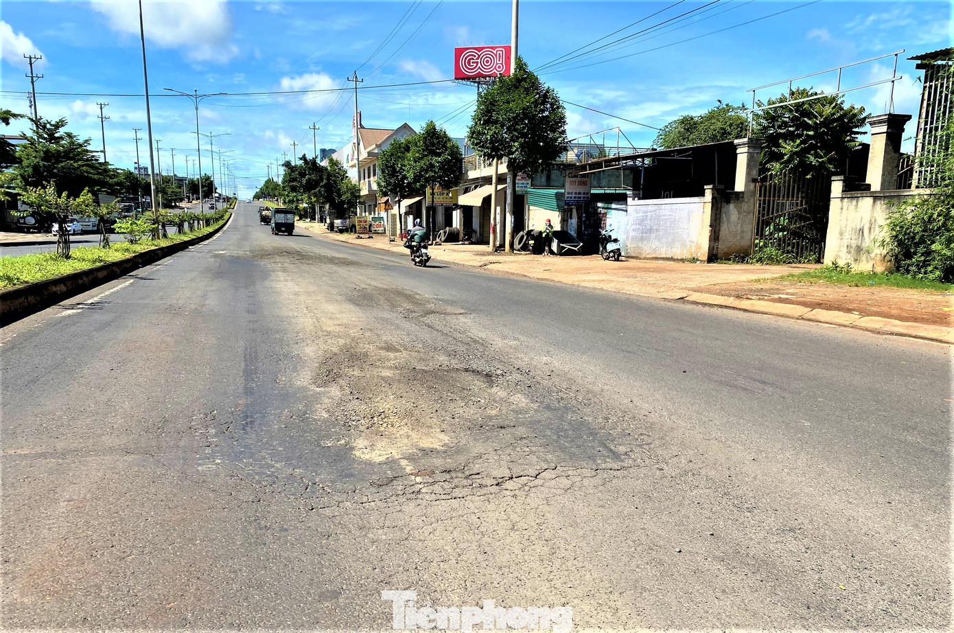 Nhiều vị trí đường đã xuống cấp, cần duy tu sửa chữa ngay