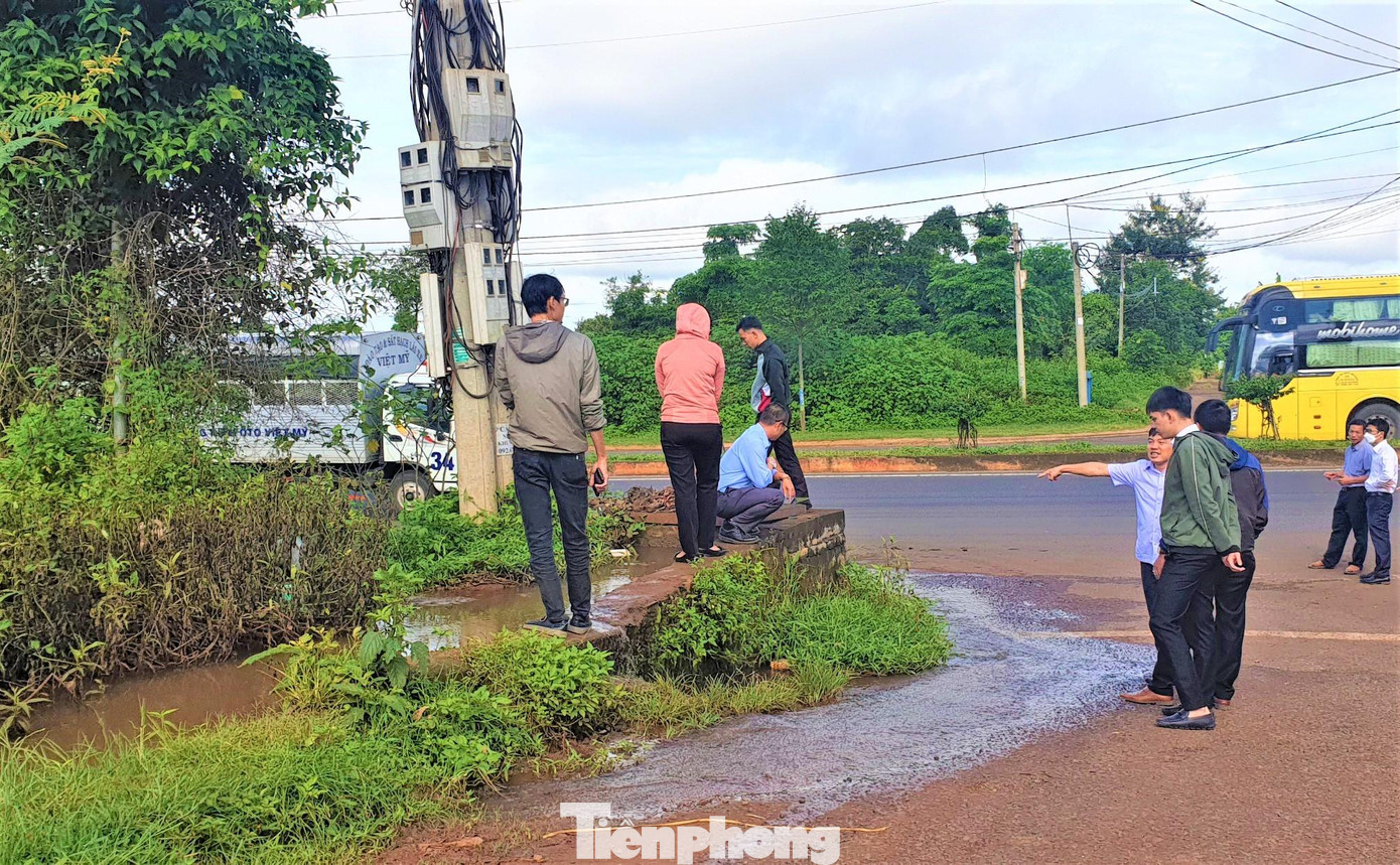 Đoàn kiểm tra khảo sát khu vực nước suối Ea Ngay tràn qua đường