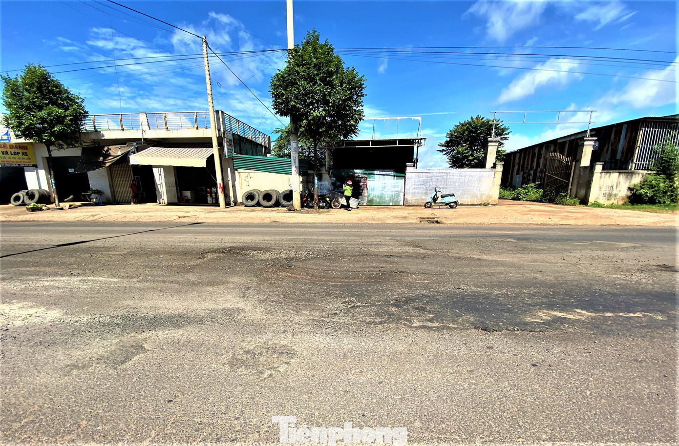 Một đoạn đường bị cày nát như tương