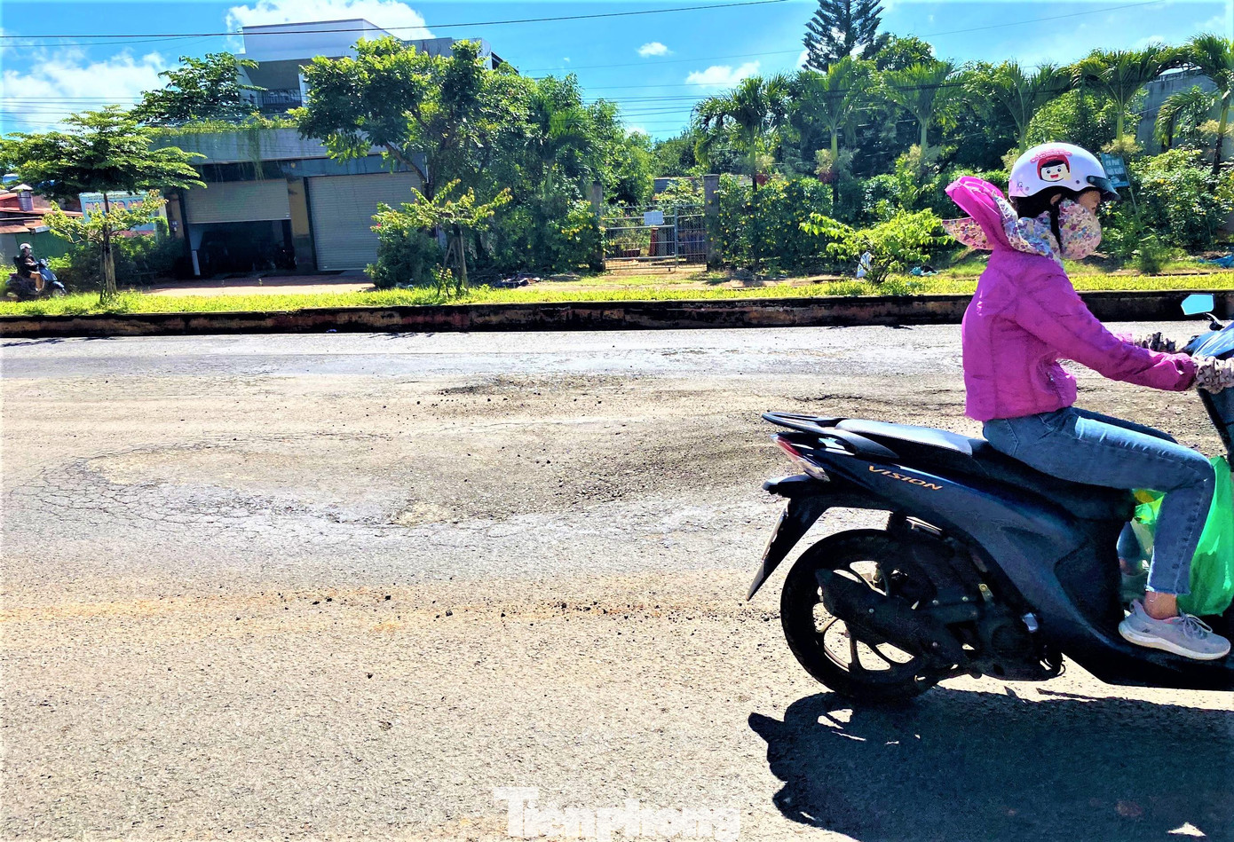 Đoạn đường lún sâu nhấp nhô "bẫy" người đi đường