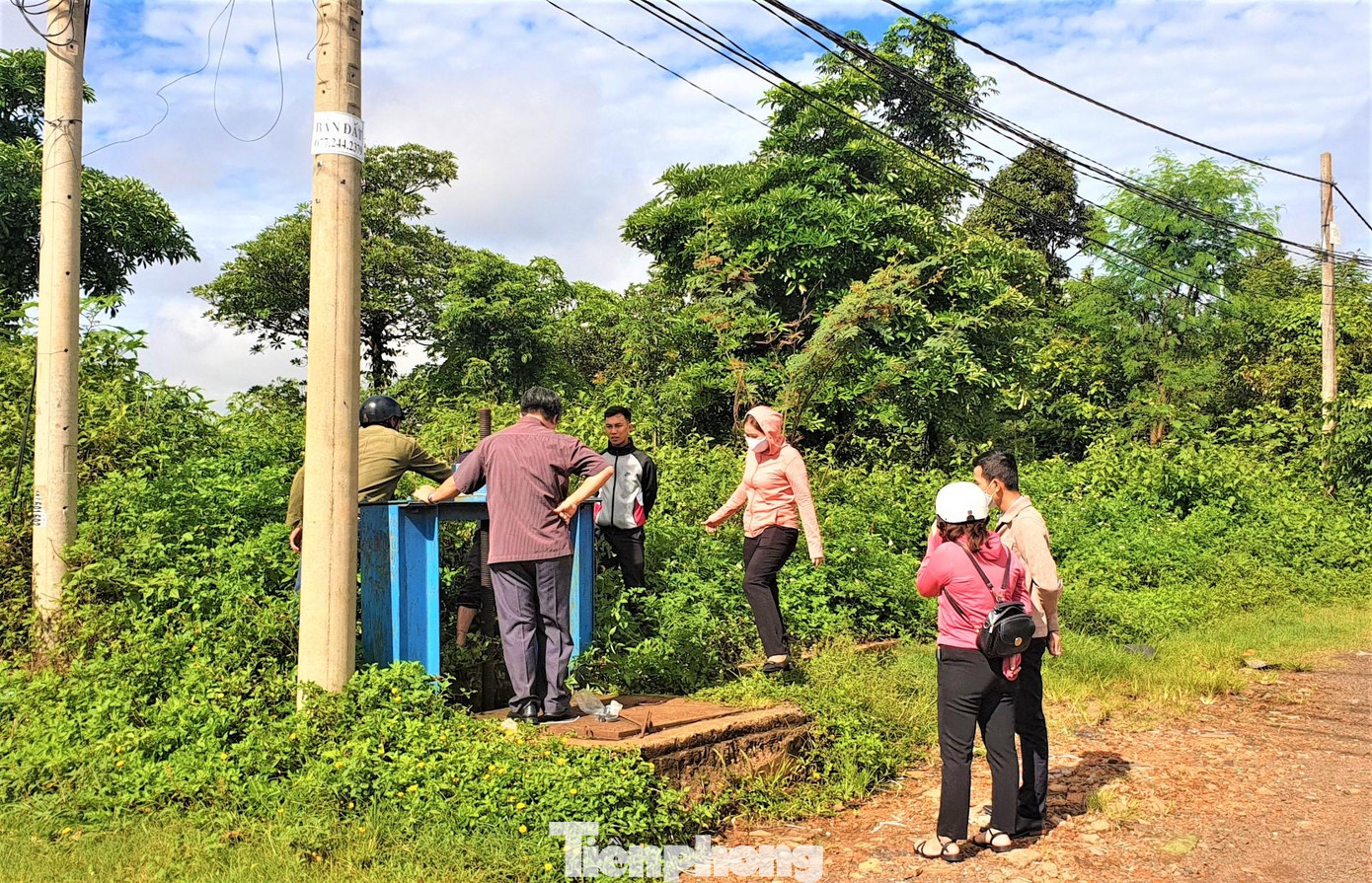 Đoàn kiểm tra cho xả van để điều tiết, tránh để nước ngập đường