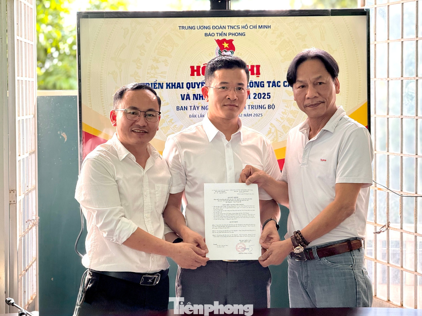 Nhà báo Lê Minh Toản – Phó Tổng Biên tập báo Tiền Phong (bìa phải) trao quyết định hợp nhất hai văn phòng đại diện. Nhà báo Lê Minh Toản – Phó Tổng Biên tập báo Tiền Phong (bìa phải) trao quyết định hợp nhất hai văn phòng đại diện.