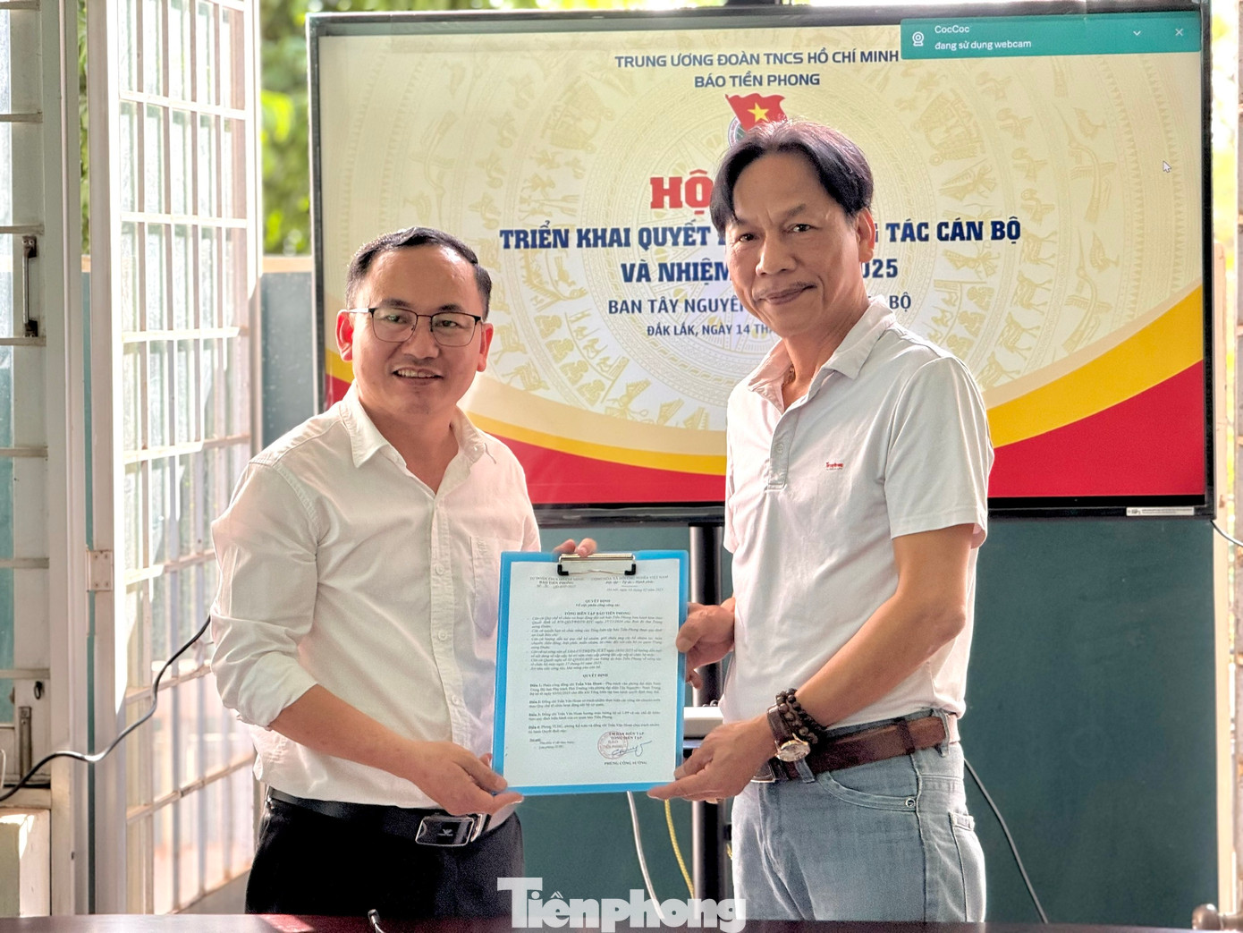 Phó Tổng Biên tập trao quyết định phân công công tác cho nhà báo Trần Văn Hoan. Phó Tổng Biên tập trao quyết định phân công công tác cho nhà báo Trần Văn Hoan.