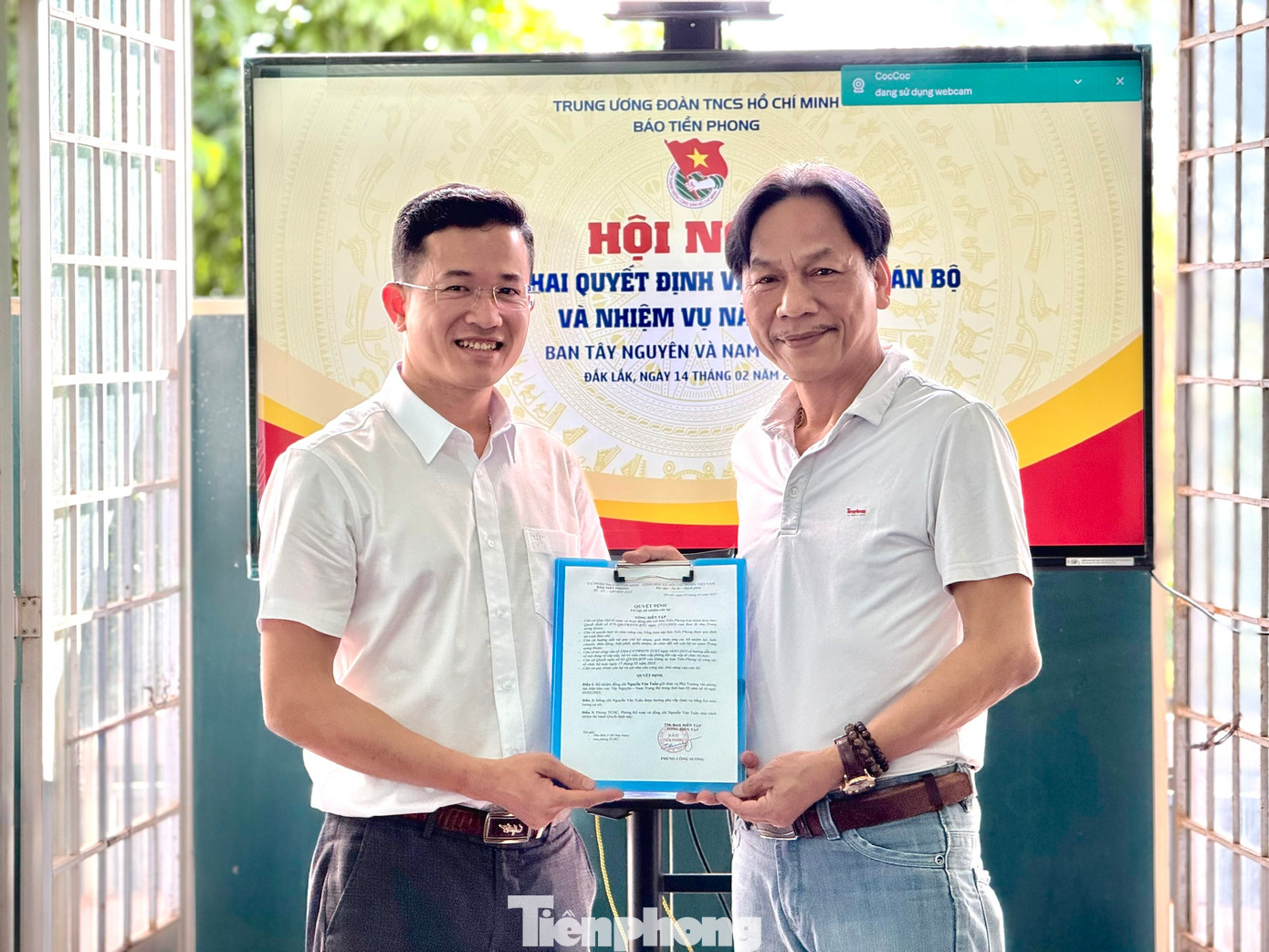 Phó Tổng Biên tập Lê Minh Toản trao quyết định bổ nhiệm cho nhà báo Nguyễn Văn Tuấn Phó Tổng Biên tập Lê Minh Toản trao quyết định bổ nhiệm cho nhà báo Nguyễn Văn Tuấn