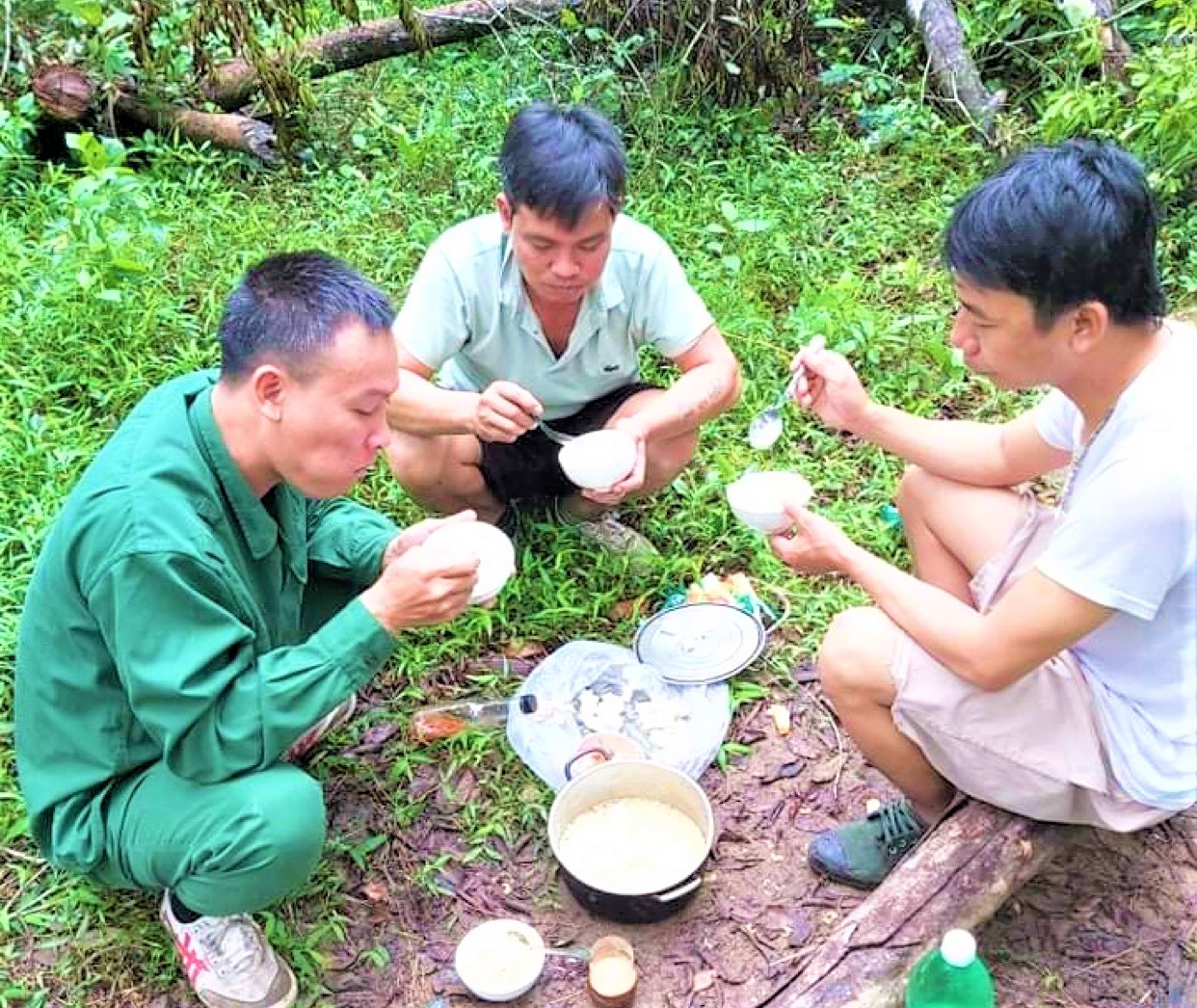 Một bữa cơm của những người giữ rừng Một bữa cơm của những người giữ rừng