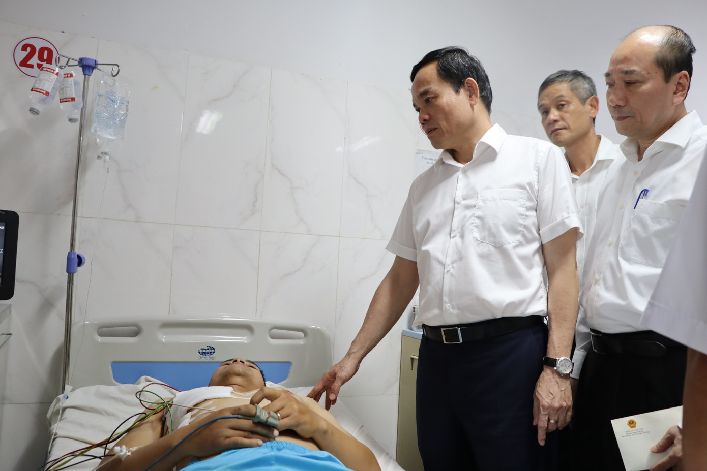 Phó Thủ tướng Trần Lưu Quang thăm, động viên cán bộ công an bị thương khi làm nhiệm vụ ở Cư Kuin Phó Thủ tướng Trần Lưu Quang thăm, động viên cán bộ công an bị thương khi làm nhiệm vụ ở Cư Kuin