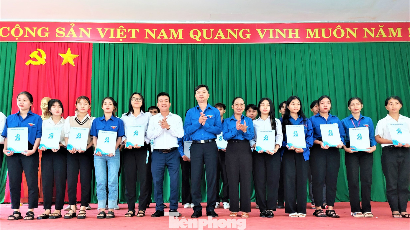 Các sinh viên vượt khó được nhận học bổng của Trung ương Hội Sinh viên Việt Nam