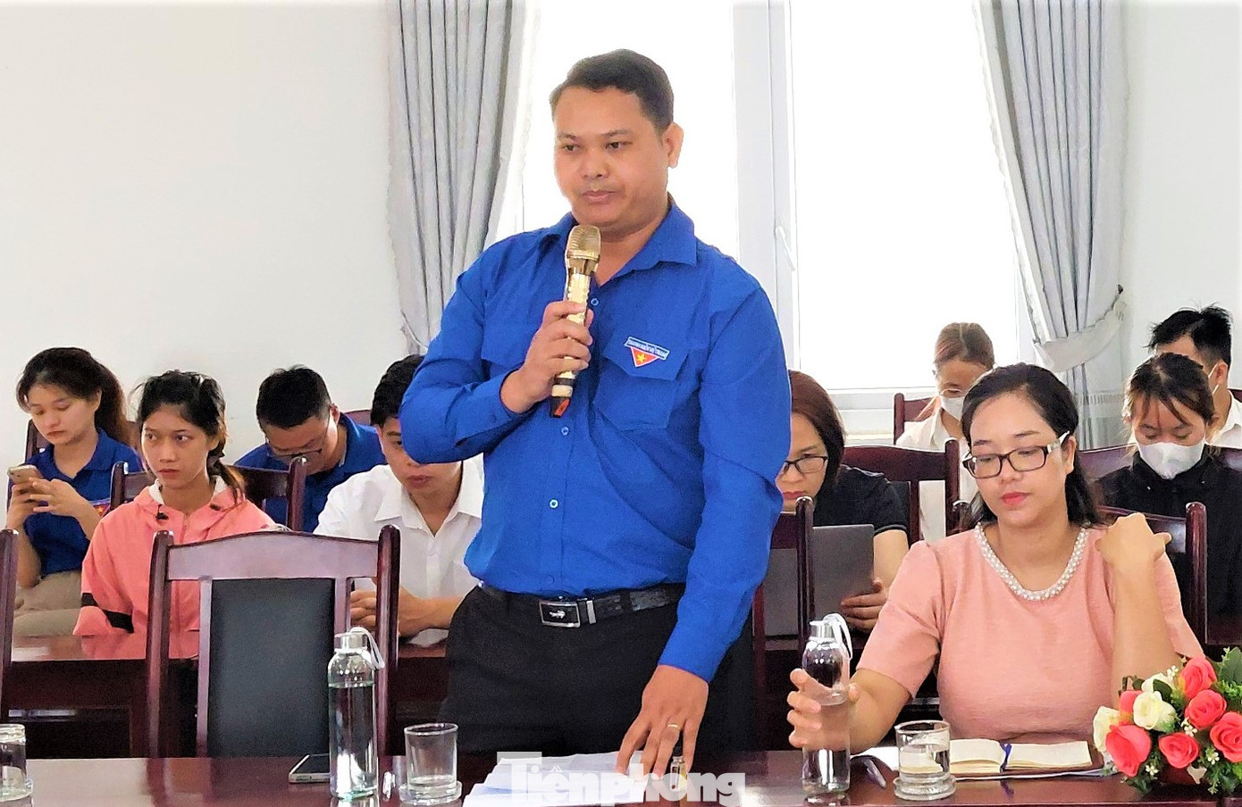 Cán bộ đoàn chia sẻ ý kiến trong chương trình