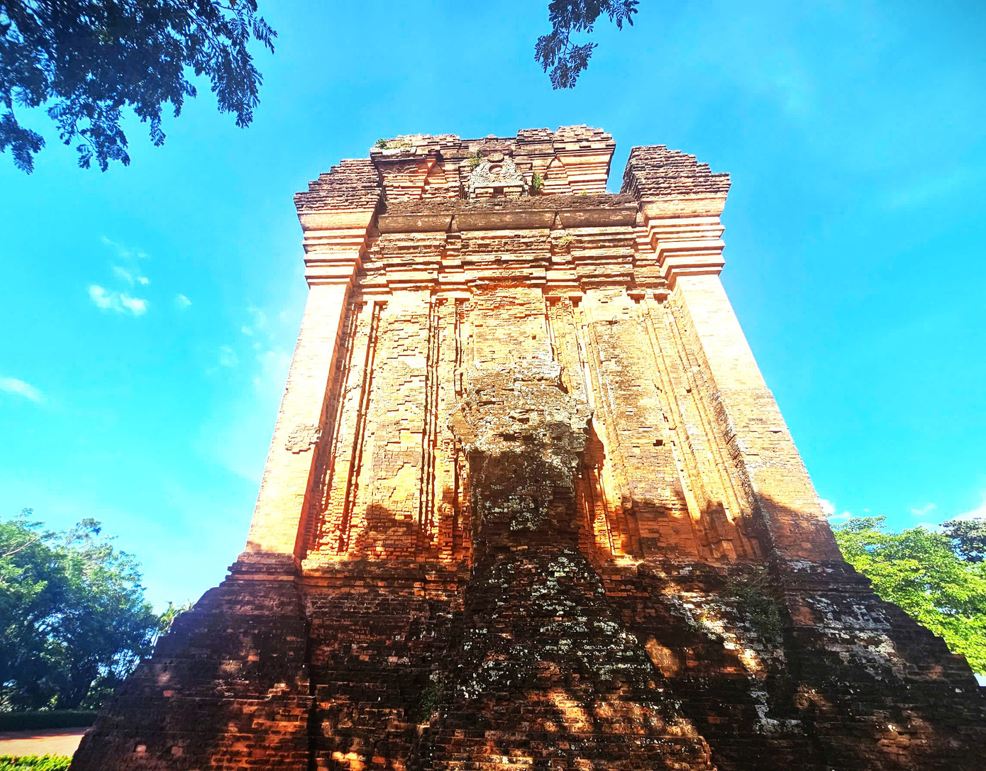 Qua bao thăng trầm của lịch sử, tháp Nhạn vẫn sừng sững. Qua bao thăng trầm của lịch sử, tháp Nhạn vẫn sừng sững.