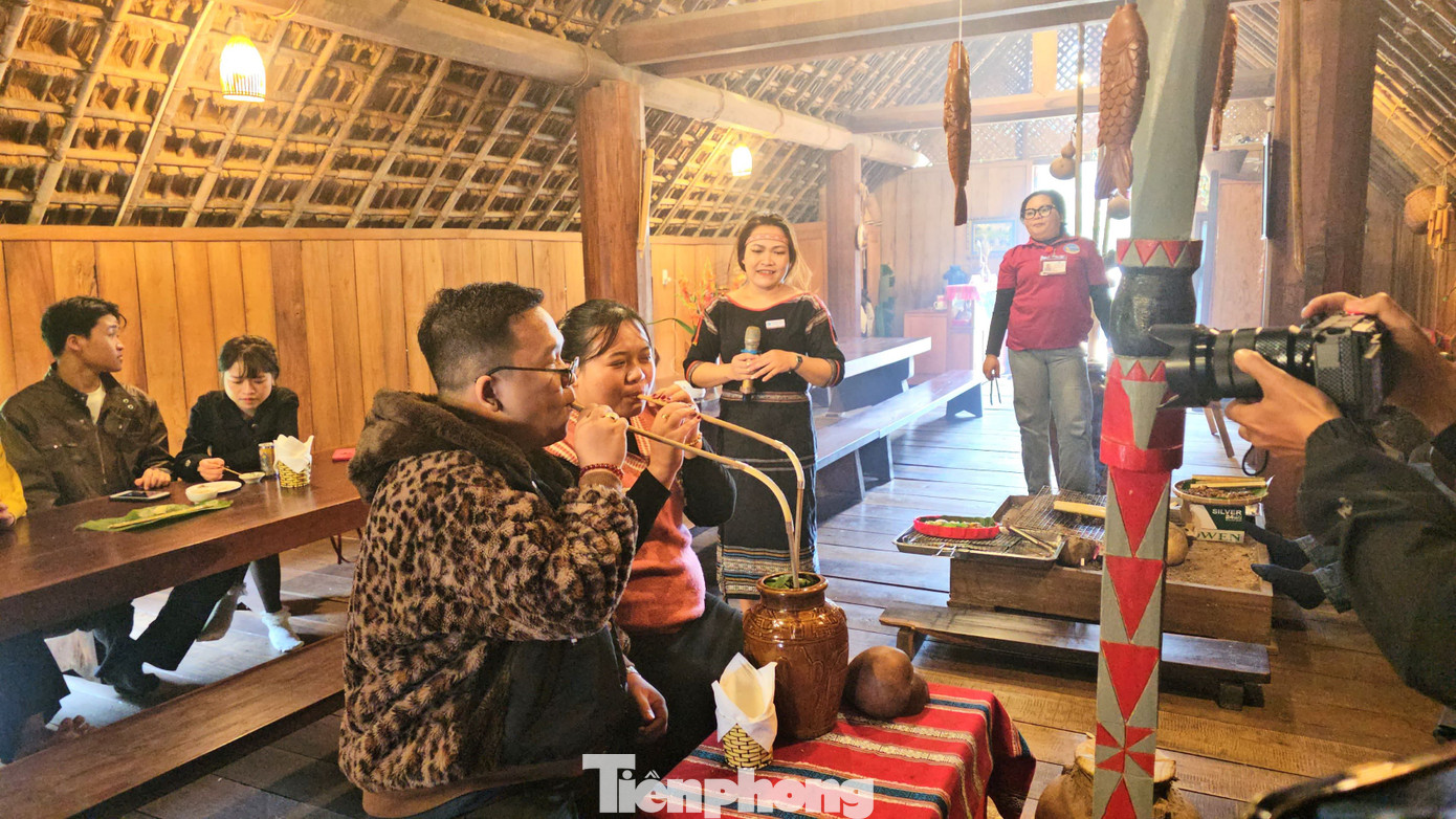 Du khách trải nghiệm văn hoá rượu cần.
