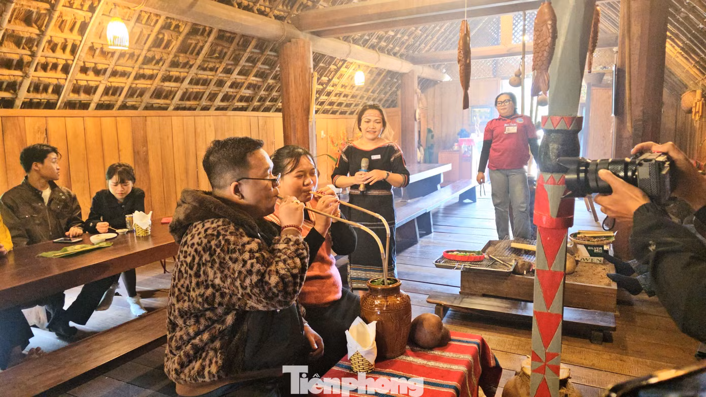 Du khách trải nghiệm văn hoá rượu cần.