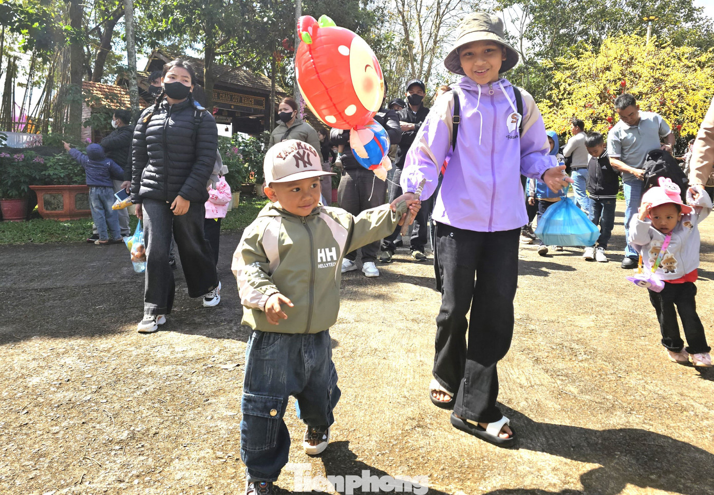 Du khách nô nức du xuân.