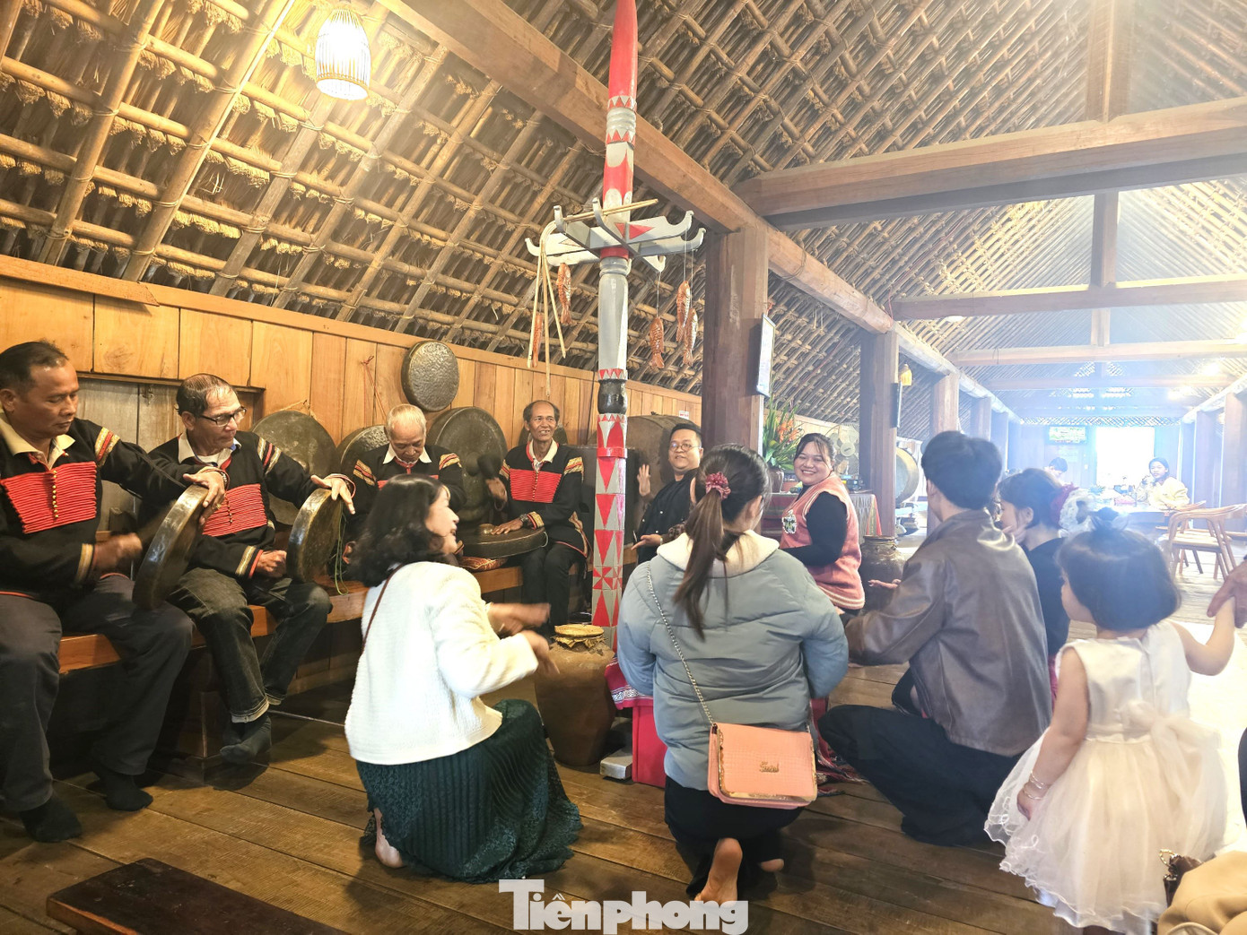 Du khách hoà mình vào điệu múa xoang.