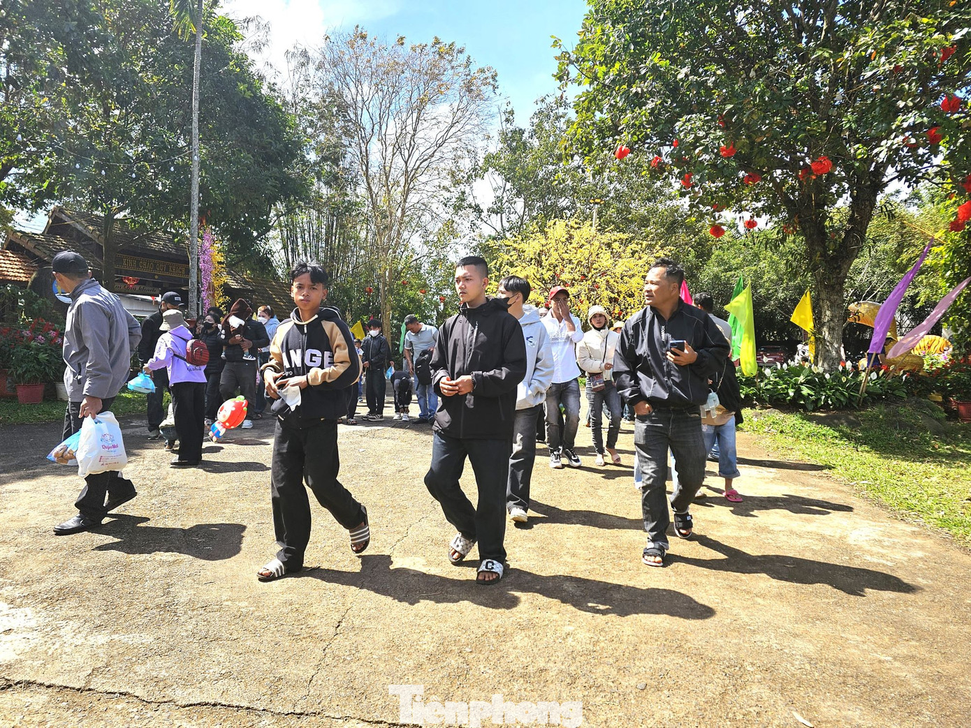 Người dân nô nức trải nghiệm vẻ đẹp đậm chất truyền thống tại khu du lịch sinh thái.