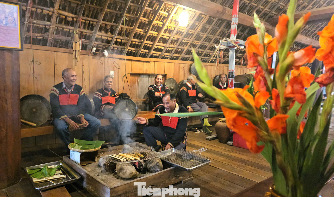 Thịt nướng, cơm lam trên bếp lửa hồng.