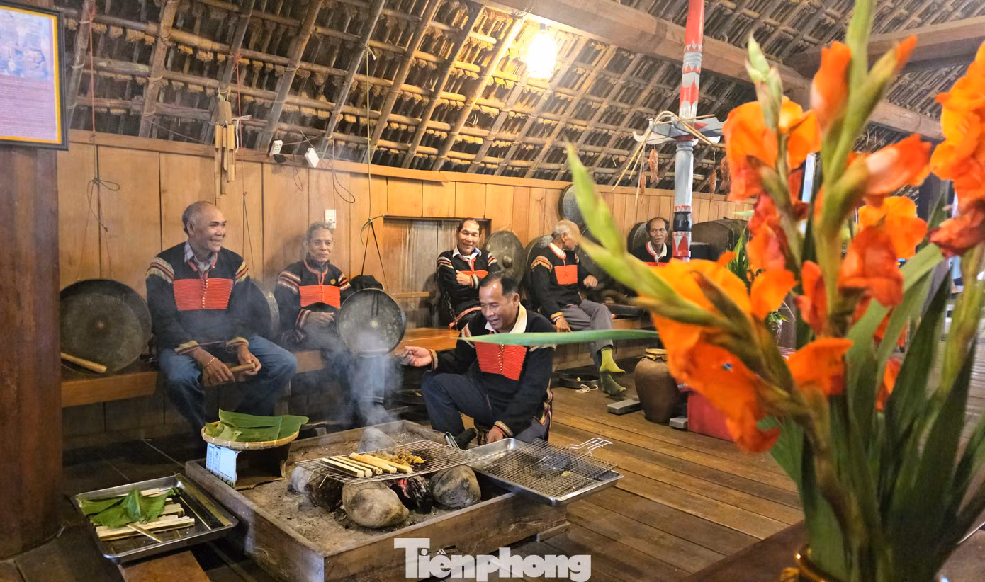 Thịt nướng, cơm lam trên bếp lửa hồng.