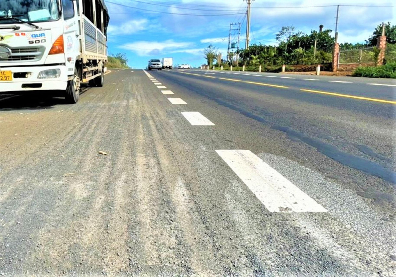 Đá mạt vương vãi khắp nơi tiềm ẩn nguy cơ mất an toàn giao thông