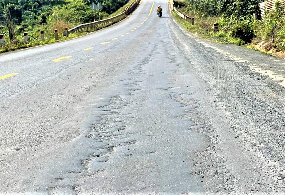 Mặt đường xuất hiện chi chít vết vá nham nhở