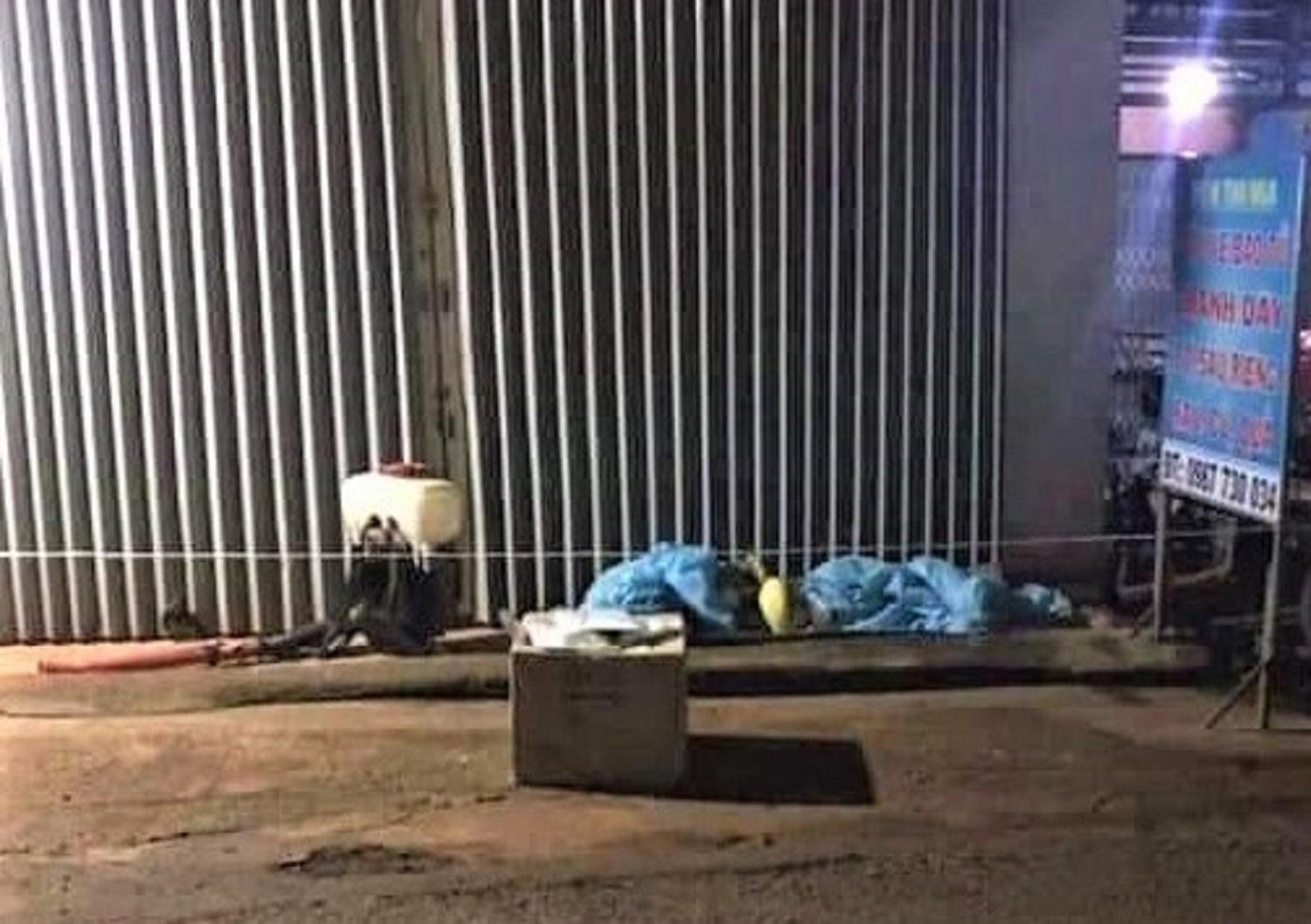 Phút chợp mắt bên lề đường của các cán bộ y tế