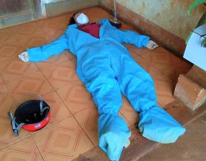 Một cán bộ nằm lả xuống nền nhà vì mệt