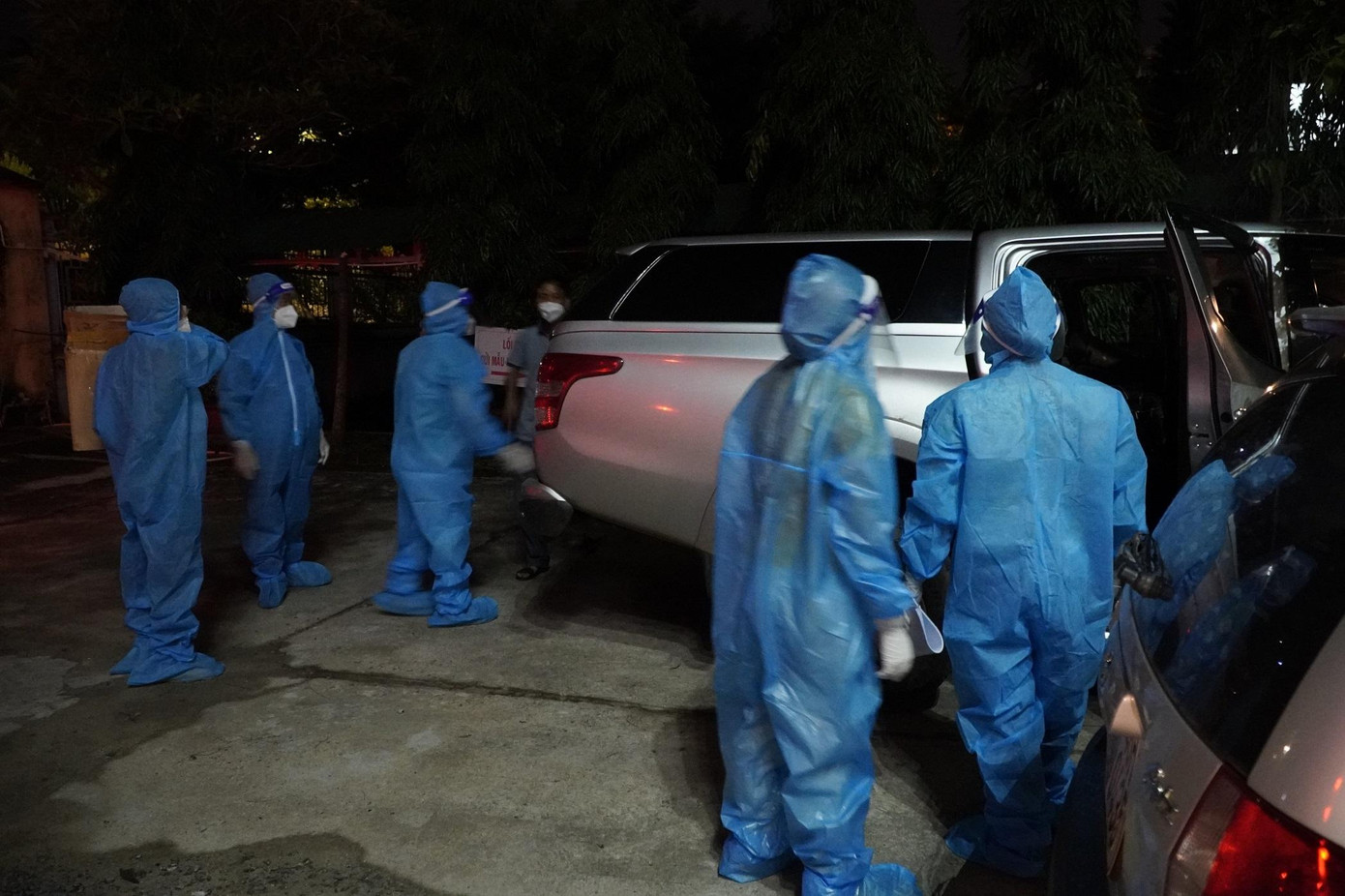 "Chiến sĩ" lên đường lấy mẫu cho toàn thể cán bộ, nhân viên làm việc tại các sở ban ngành, doanh nghiệp ở TP. Gia Nghĩa