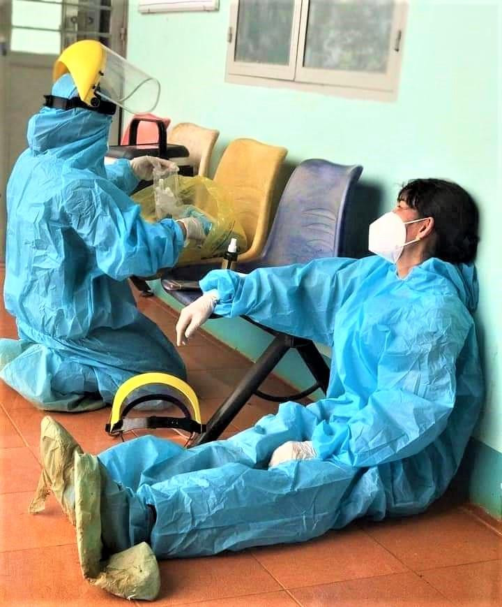 Hai cán bộ y tế chuẩn bị ăn trưa