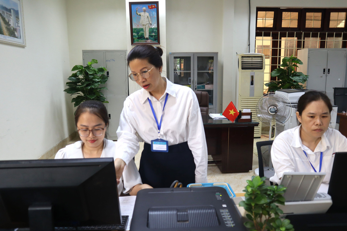 Phường Buôn Ma Thuột phân công lãnh đạo có mặt Trung tâm phục vụ Hành chính công để giải quyết công việc.