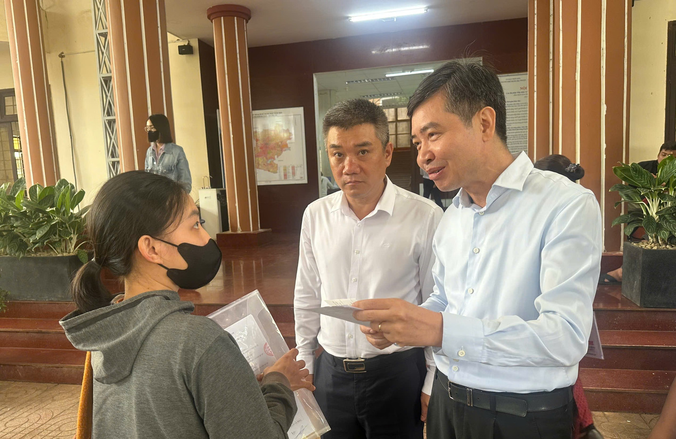 Ông Tạ Anh Tuấn hỏi thăm người dân về giải quyết thủ tục hành chính.