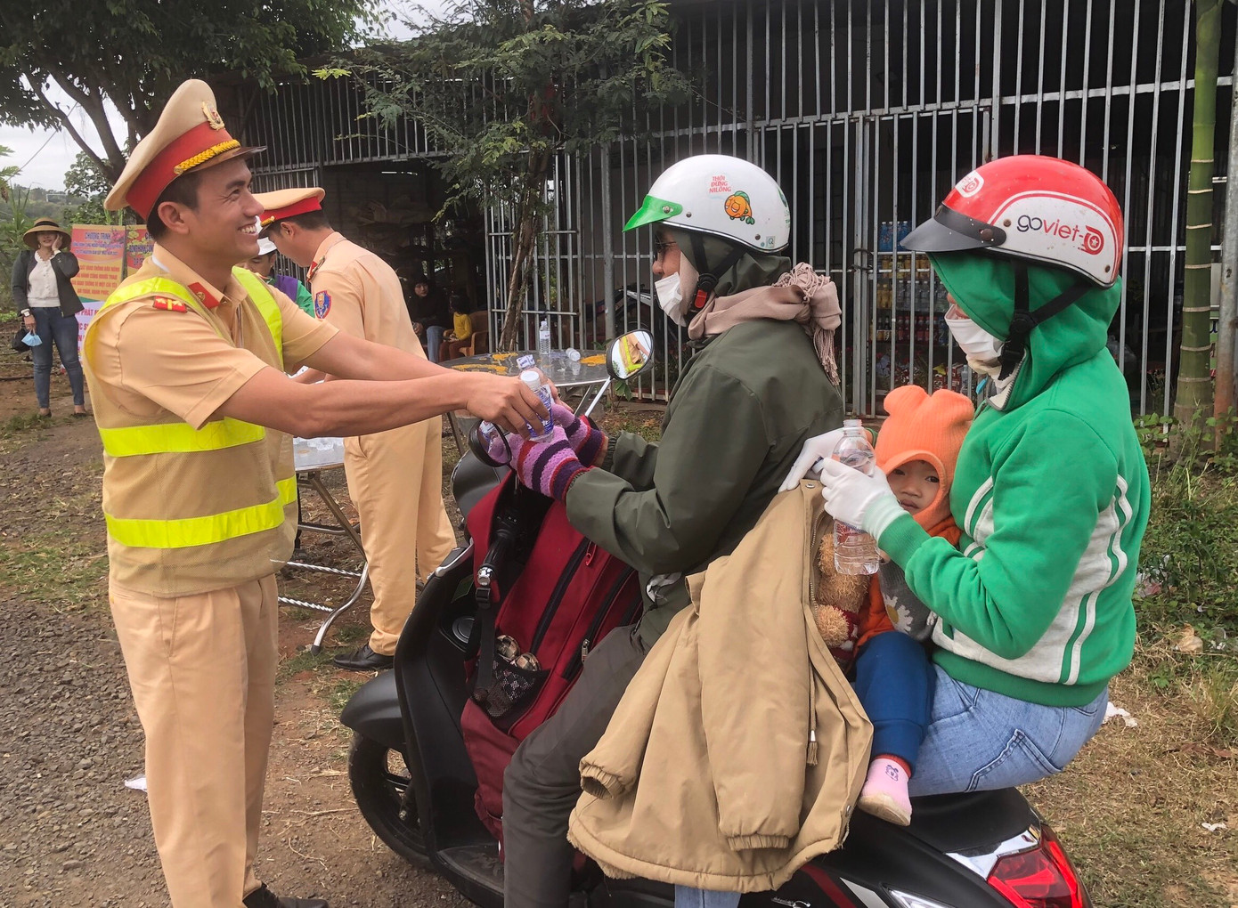 Hành động tiếp sức của lực lượng CSGT khiến nhiều người ấm lòng Hành động tiếp sức của lực lượng CSGT khiến nhiều người ấm lòng