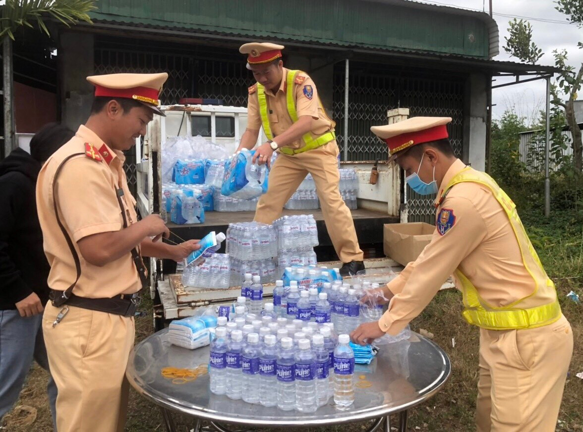 Các cán bộ, chiến sĩ chuẩn bị nước, khăn lạnh để tặng người dân quay lại miền Nam làm việc Các cán bộ, chiến sĩ chuẩn bị nước, khăn lạnh để tặng người dân quay lại miền Nam làm việc