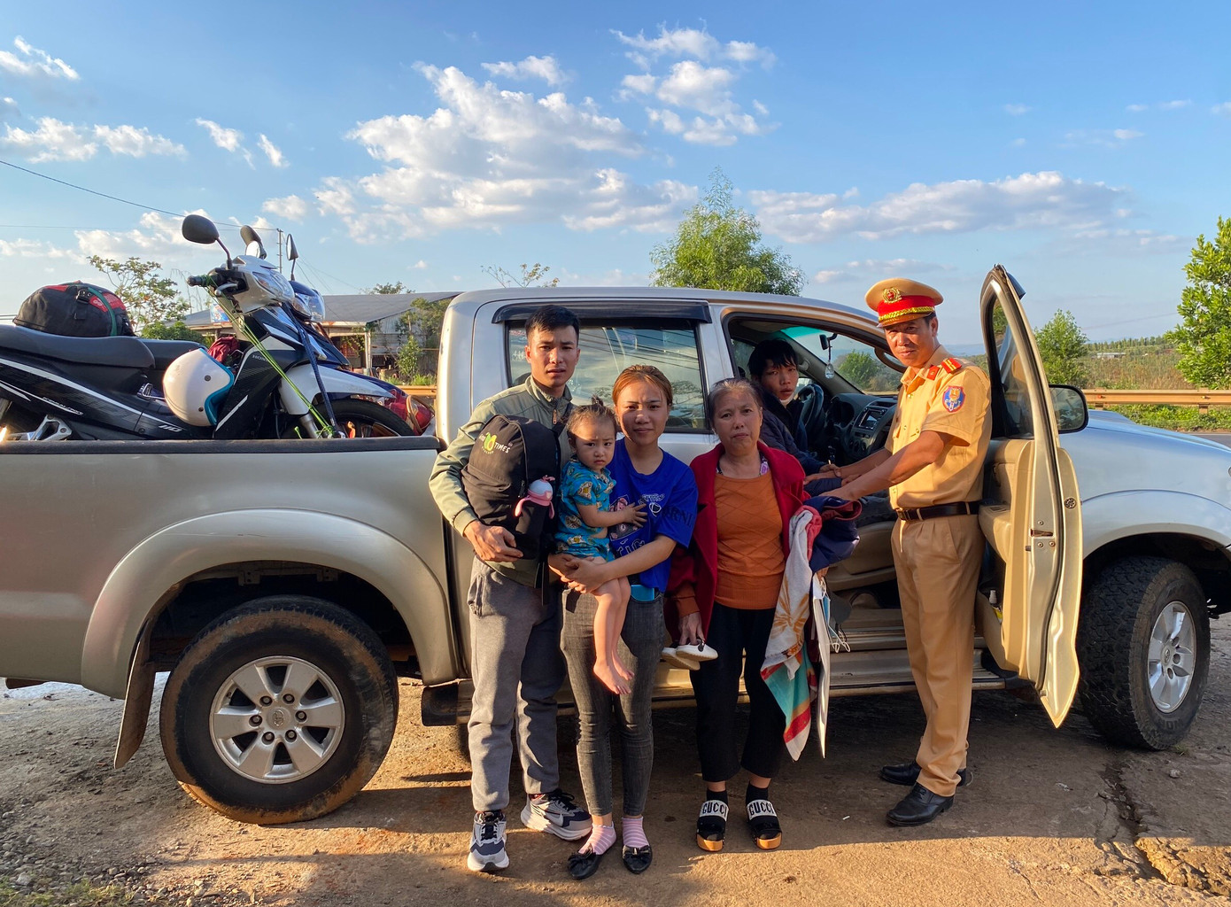 Lực lượng CSGT hỗ trợ một gia đình bị tai nạn về nhà an toàn bằng chuyến xe 0 đồng Lực lượng CSGT hỗ trợ một gia đình bị tai nạn về nhà an toàn bằng chuyến xe 0 đồng