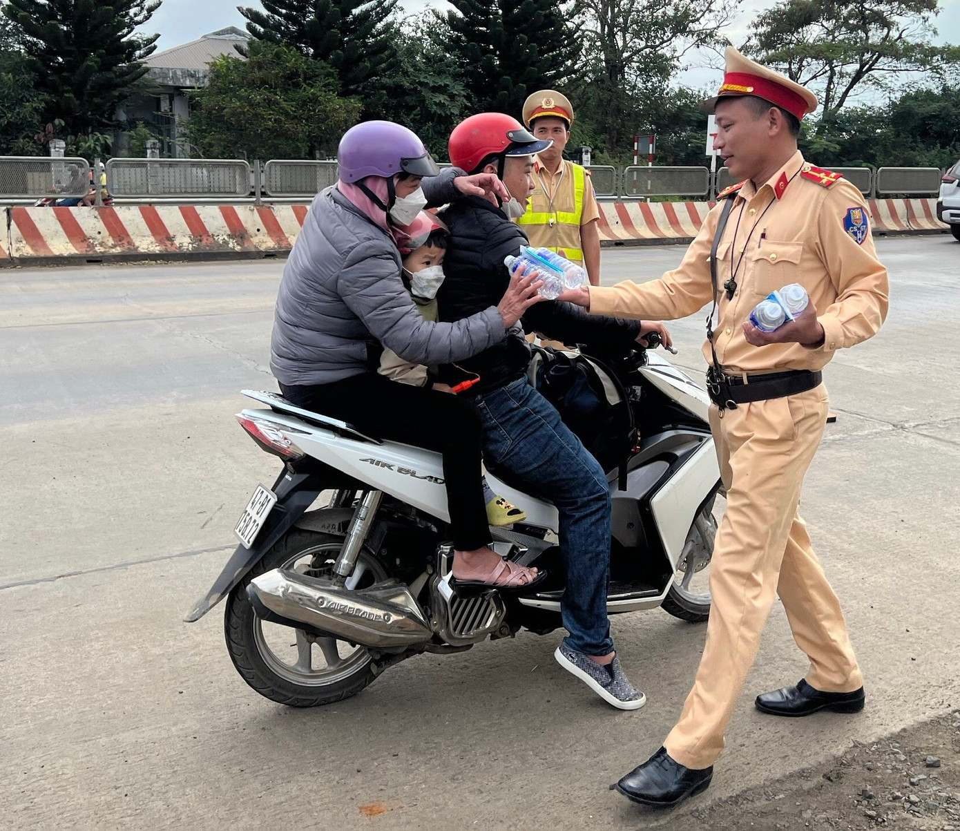 Người đi đường vui mừng khi được lực lượng CSGT tiếp sức Người đi đường vui mừng khi được lực lượng CSGT tiếp sức