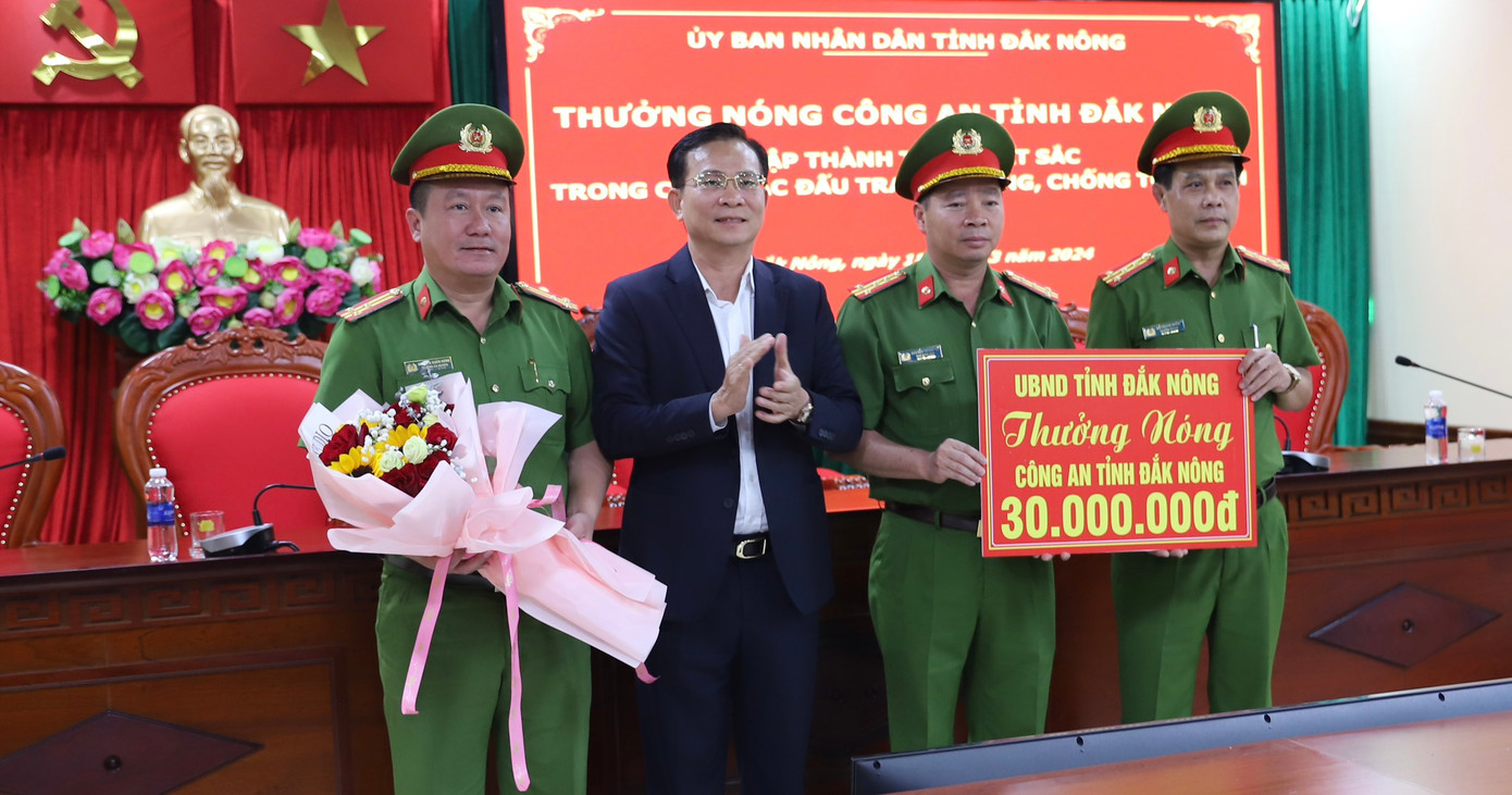 Chủ tịch UBND tỉnh Đắk Nông Hồ Văn Mười trao thưởng cho các đơn vị Công an tỉnh