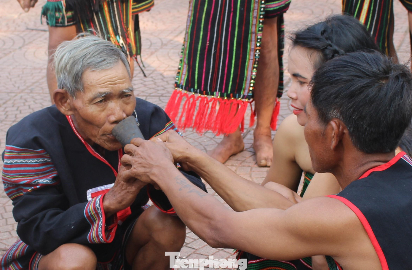 Tiếp đến, thầy cúng thực hiện nghi thức cúng thần lúa. Thầy dùng bột gạo vừa được giã chung với các loại củ để bôi lên các vật dụng trong nhà và các thành viên trong gia đình cầu sức khỏe dồi dào, kho luôn đầy lúa. Tiếp đến, thầy cúng thực hiện nghi thức cúng thần lúa. Thầy dùng bột gạo vừa được giã chung với các loại củ để bôi lên các vật dụng trong nhà và các thành viên trong gia đình cầu sức khỏe dồi dào, kho luôn đầy lúa.
