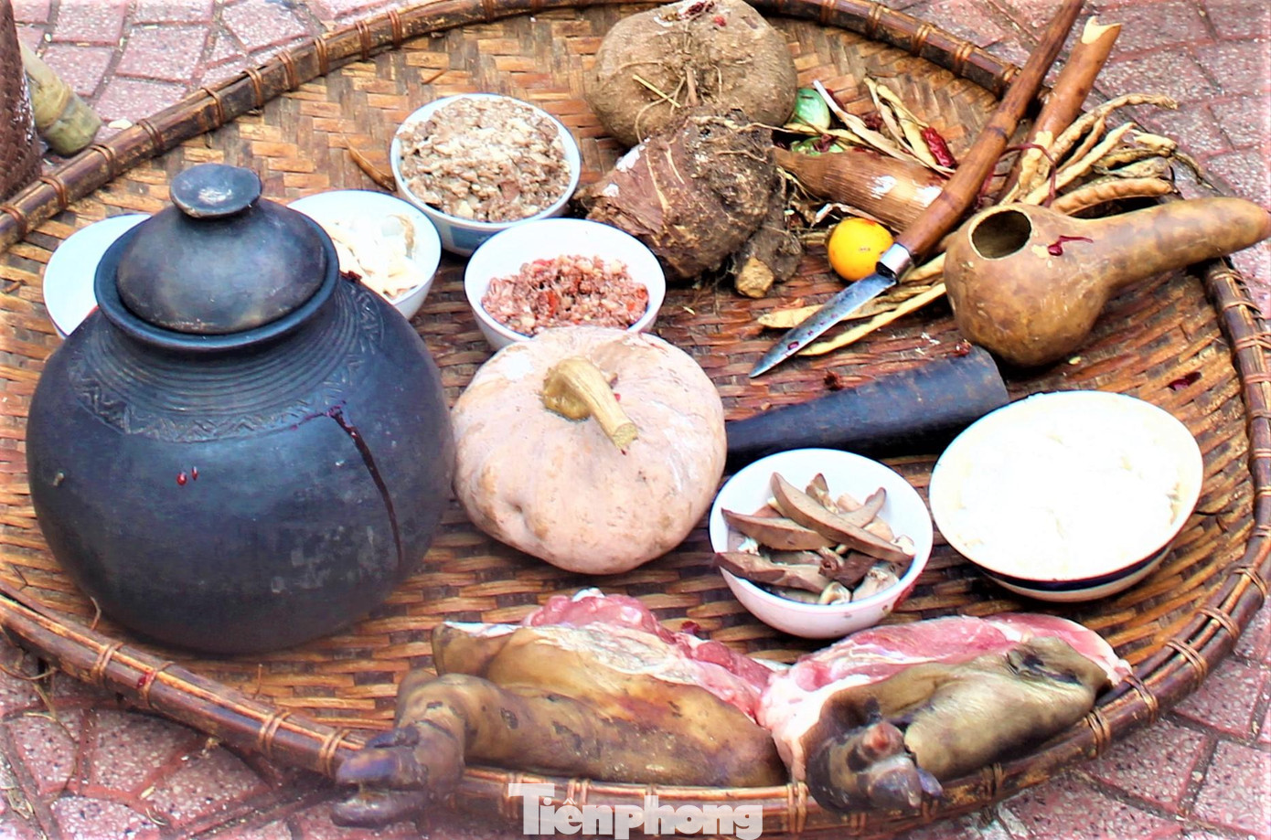 Sau khi từng hộ gia đình cúng xong, cả buôn sẽ tập trung tại nhà cộng đồng hoặc khu vực rộng lớn hơn để làm lễ cúng lúa mới cho cả làng. Dù lễ cũng lớn hay nhỏ đều phải có các vật dụng và lễ vật như: Cây nêu, dụng cụ lao động (đồ chọc lỗ gieo hạt, giỏ tuốt lúa, nồi cơm, dao…), 3 ché rượu cần, 1 con gà hoặc 1 con heo, 1 ống lồ ô và các loại nông sản mới thu hoạch. Sau khi từng hộ gia đình cúng xong, cả buôn sẽ tập trung tại nhà cộng đồng hoặc khu vực rộng lớn hơn để làm lễ cúng lúa mới cho cả làng. Dù lễ cũng lớn hay nhỏ đều phải có các vật dụng và lễ vật như: Cây nêu, dụng cụ lao động (đồ chọc lỗ gieo hạt, giỏ tuốt lúa, nồi cơm, dao…), 3 ché rượu cần, 1 con gà hoặc 1 con heo, 1 ống lồ ô và các loại nông sản mới thu hoạch.