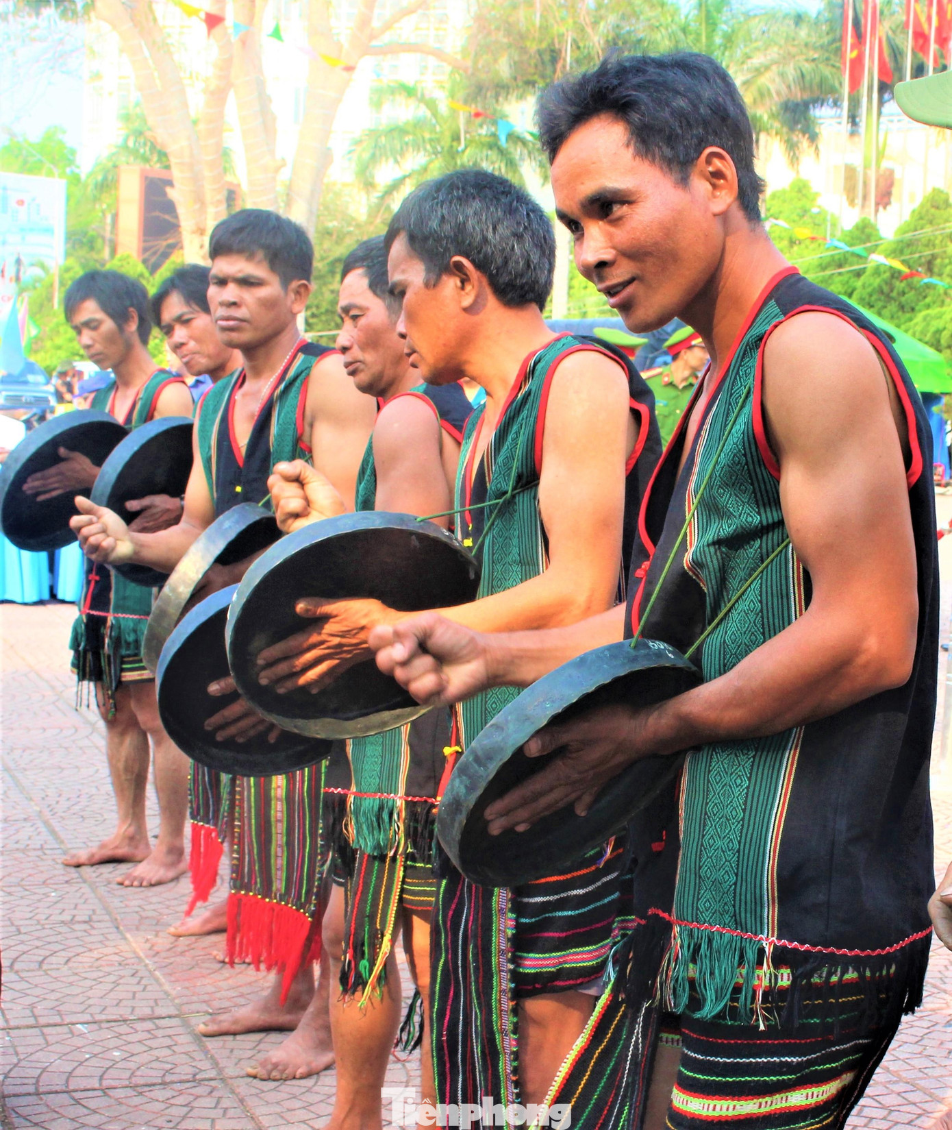 Cúng xong, già làng đặt ít đồ ăn lên kho lúa và đổ rượu được đựng trong chiếc sừng trâu xuống kho lúa để xin phép thần linh lấy lúa từ trong kho ra nấu cơm. Quá trình diễn ra lễ cúng luôn có tiếng chiêng giúp kết nối với thần linh. Nghi lễ cúng lúa mới hoàn thành, bà con buôn làng uống rượu cần, ăn những món ăn truyền thống và chia sẻ niềm vui, nỗi buồn trong cuộc sống. Cúng xong, già làng đặt ít đồ ăn lên kho lúa và đổ rượu được đựng trong chiếc sừng trâu xuống kho lúa để xin phép thần linh lấy lúa từ trong kho ra nấu cơm. Quá trình diễn ra lễ cúng luôn có tiếng chiêng giúp kết nối với thần linh. Nghi lễ cúng lúa mới hoàn thành, bà con buôn làng uống rượu cần, ăn những món ăn truyền thống và chia sẻ niềm vui, nỗi buồn trong cuộc sống.
