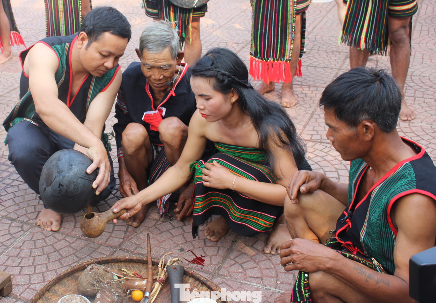 Theo phong tục, sau khi thu hoạch xong mùa màng, mỗi nhà sẽ làm nghi lễ mừng lúa mới riêng. Nghi lễ lớn hay nhỏ tùy thuộc vào điều kiện kinh tế mỗi gia đình. Theo phong tục, sau khi thu hoạch xong mùa màng, mỗi nhà sẽ làm nghi lễ mừng lúa mới riêng. Nghi lễ lớn hay nhỏ tùy thuộc vào điều kiện kinh tế mỗi gia đình.
