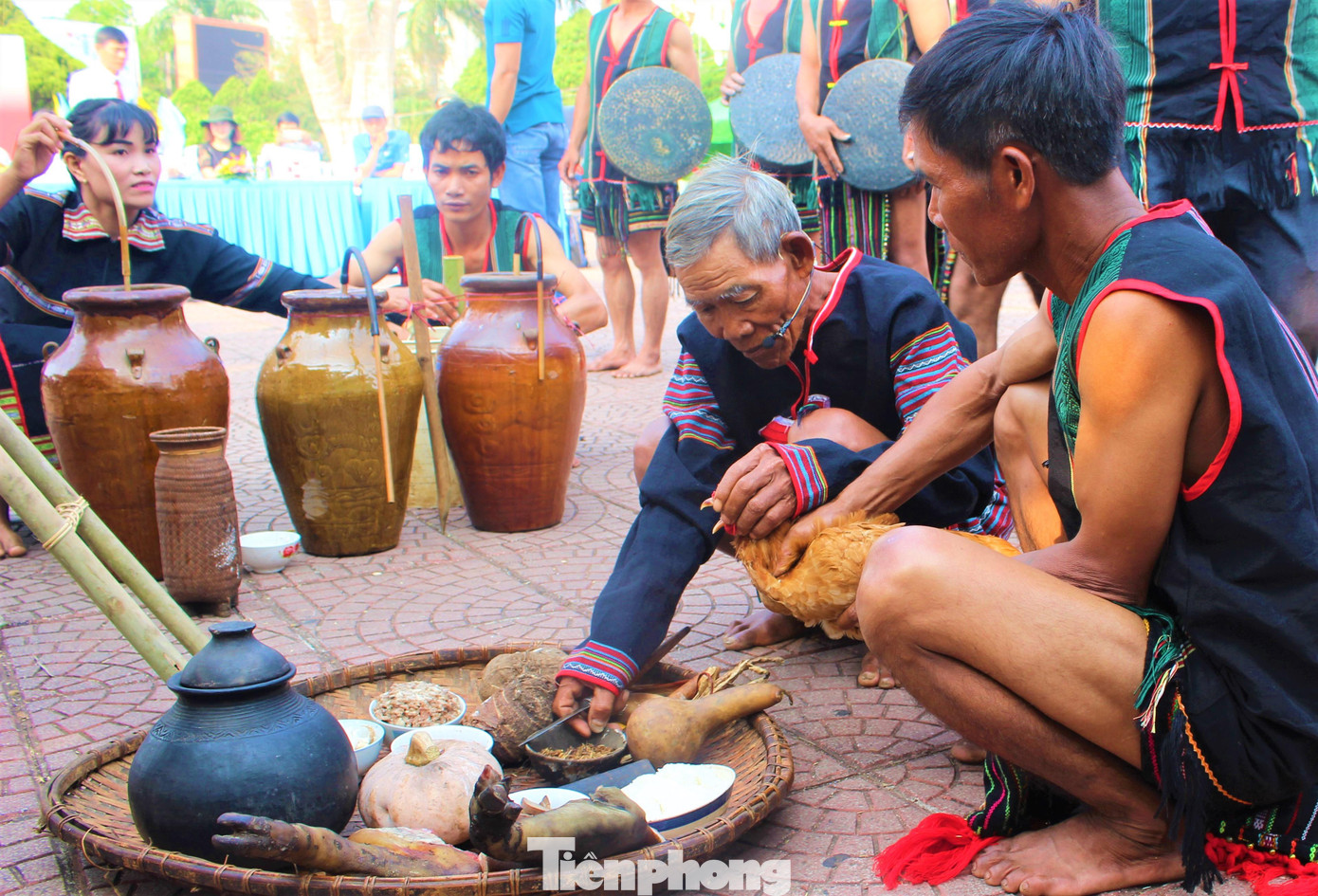 Trong đời sống tinh thần của người Tây Nguyên, thần lúa có vai trò rất quan trọng. Họ tin rằng, vụ mùa thuận lợi, thóc đầy bồ là do thần ban tặng. Do đó, sau khi thu hoạch xong (thường rơi vào tháng 12 dương lịch), người dân sẽ làm lễ tôn vinh hạt thóc hay còn gọi là lễ mừng lúa mới, cầu mưa thuận gió hòa, mùa màng bội thu, gia đình sung túc và buôn làng yên vui. Trong đời sống tinh thần của người Tây Nguyên, thần lúa có vai trò rất quan trọng. Họ tin rằng, vụ mùa thuận lợi, thóc đầy bồ là do thần ban tặng. Do đó, sau khi thu hoạch xong (thường rơi vào tháng 12 dương lịch), người dân sẽ làm lễ tôn vinh hạt thóc hay còn gọi là lễ mừng lúa mới, cầu mưa thuận gió hòa, mùa màng bội thu, gia đình sung túc và buôn làng yên vui.