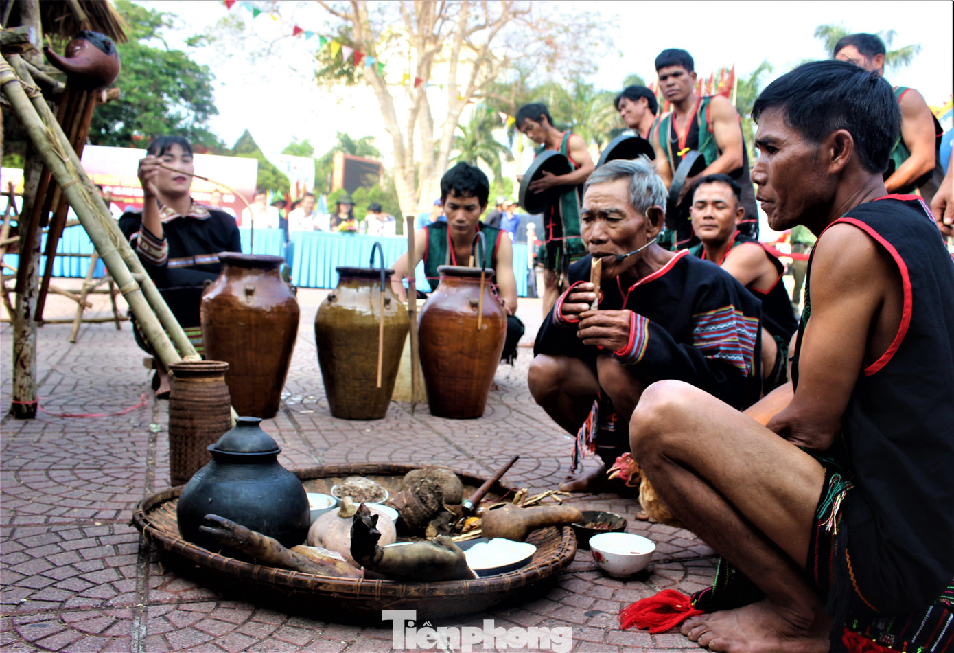 Khi bắt đầu nghi lễ, thầy cúng sẽ dùng ống lồ ô thổi ra âm thanh và đọc bài cúng để gọi hồn lúa về nhà. Sau đó, thầy cúng lấy máu của con gà trống bôi lên tất cả các vật dụng trong gia đình đã được chuẩn bị sẵn, đánh dấu sự hiện diện của thần lúa. Khi bắt đầu nghi lễ, thầy cúng sẽ dùng ống lồ ô thổi ra âm thanh và đọc bài cúng để gọi hồn lúa về nhà. Sau đó, thầy cúng lấy máu của con gà trống bôi lên tất cả các vật dụng trong gia đình đã được chuẩn bị sẵn, đánh dấu sự hiện diện của thần lúa.