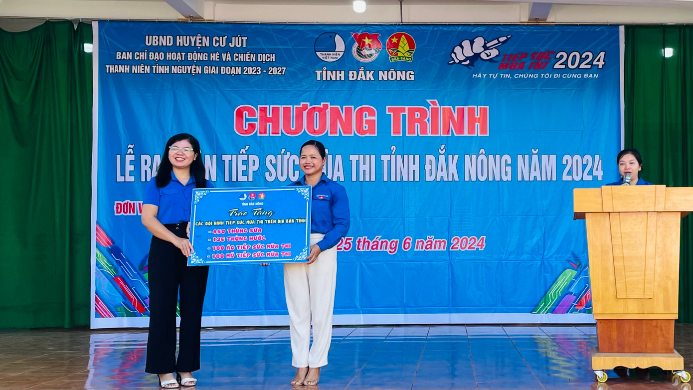 Tỉnh Đoàn Đắk Nông trao bảng tượng trưng các nguồn lực cho hoạt động tiếp sức mùa thi