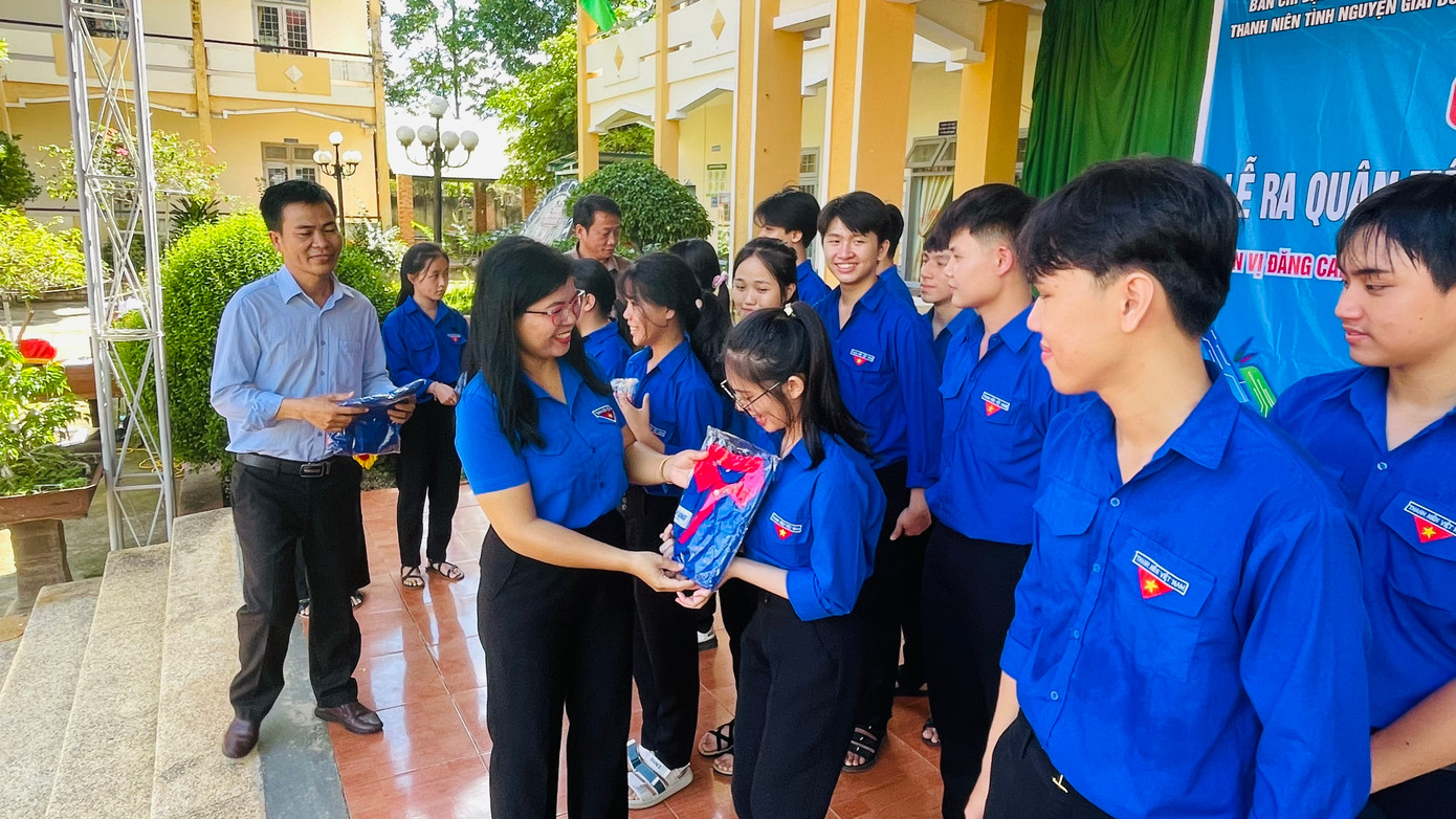 Chị H’ Hồng - Phó Bí thư Tỉnh Đoàn, Chủ tịch Hội đồng Đội tỉnh Đắk Nông, tặng áo cho tình nguyện viên