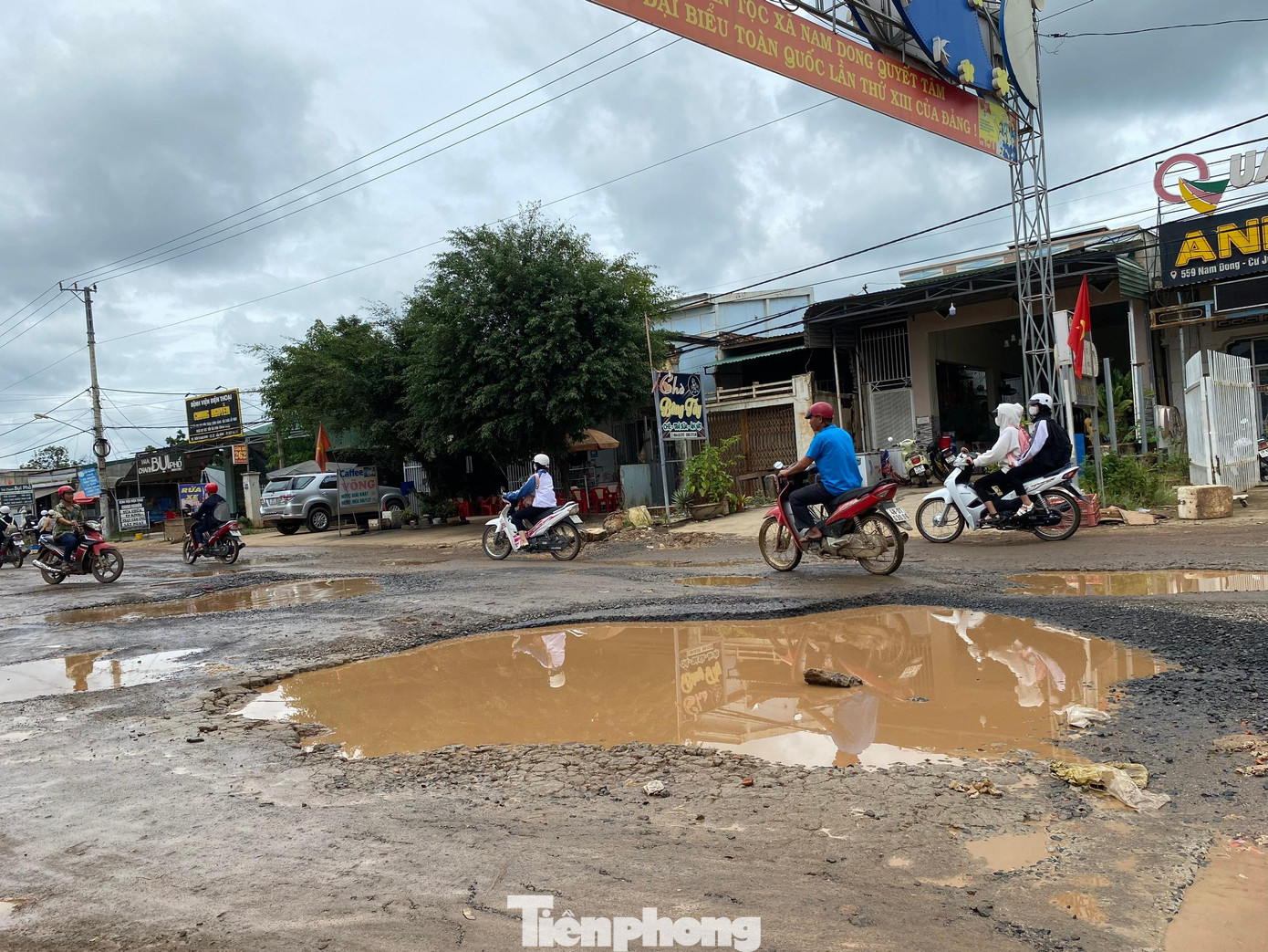 Một "ao nước" nằm ngay cổng chào vào xã Nam Dong