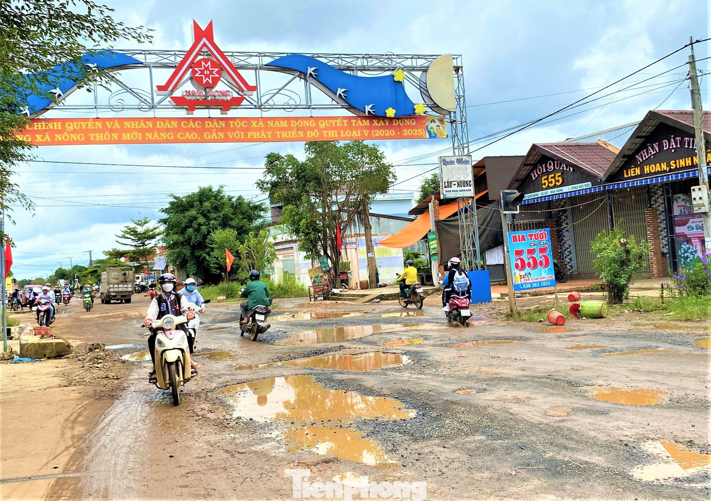 Người đi đường căng mắt tránh né các "ổ voi, ổ gà"